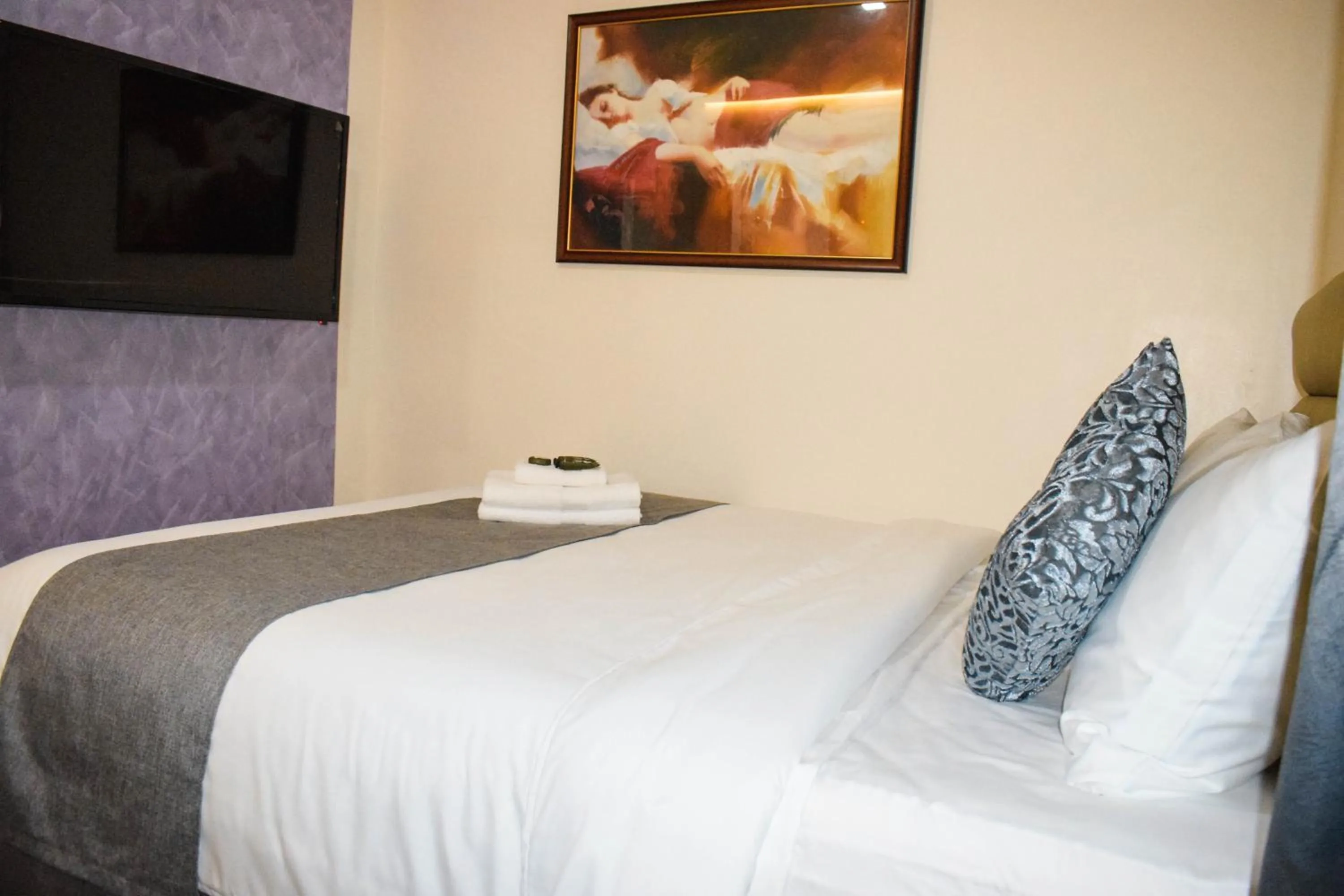 Bed in Cebu Dulcinea Hotel and Suites-MACTAN AIRPORT HOTEL