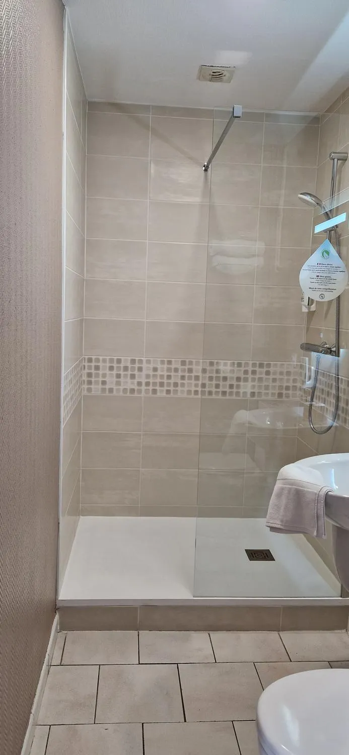 Bathroom in Hôtel Du Commerce