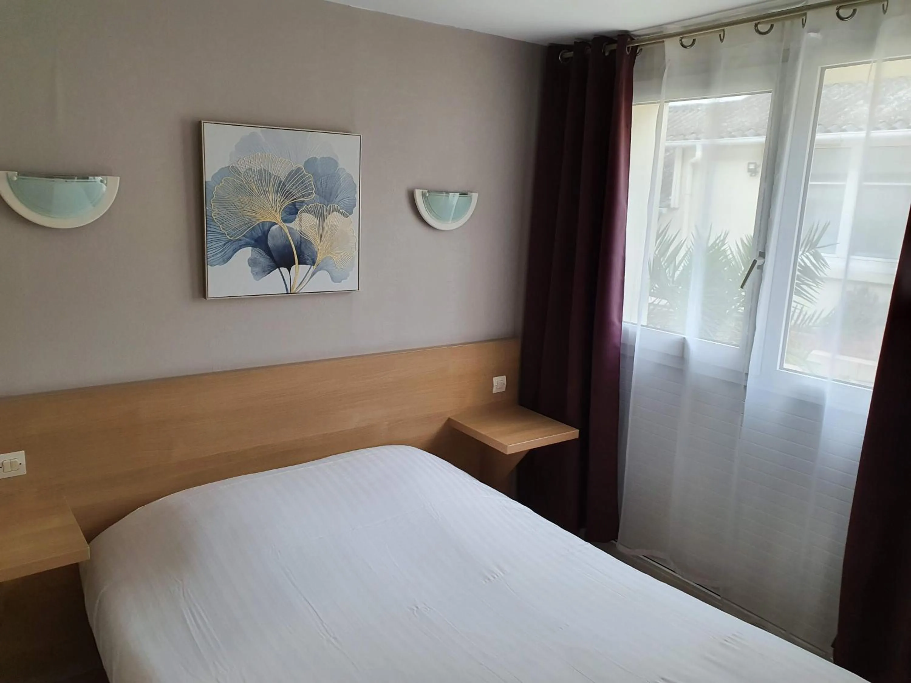 Bedroom, Bed in Hôtel Du Commerce