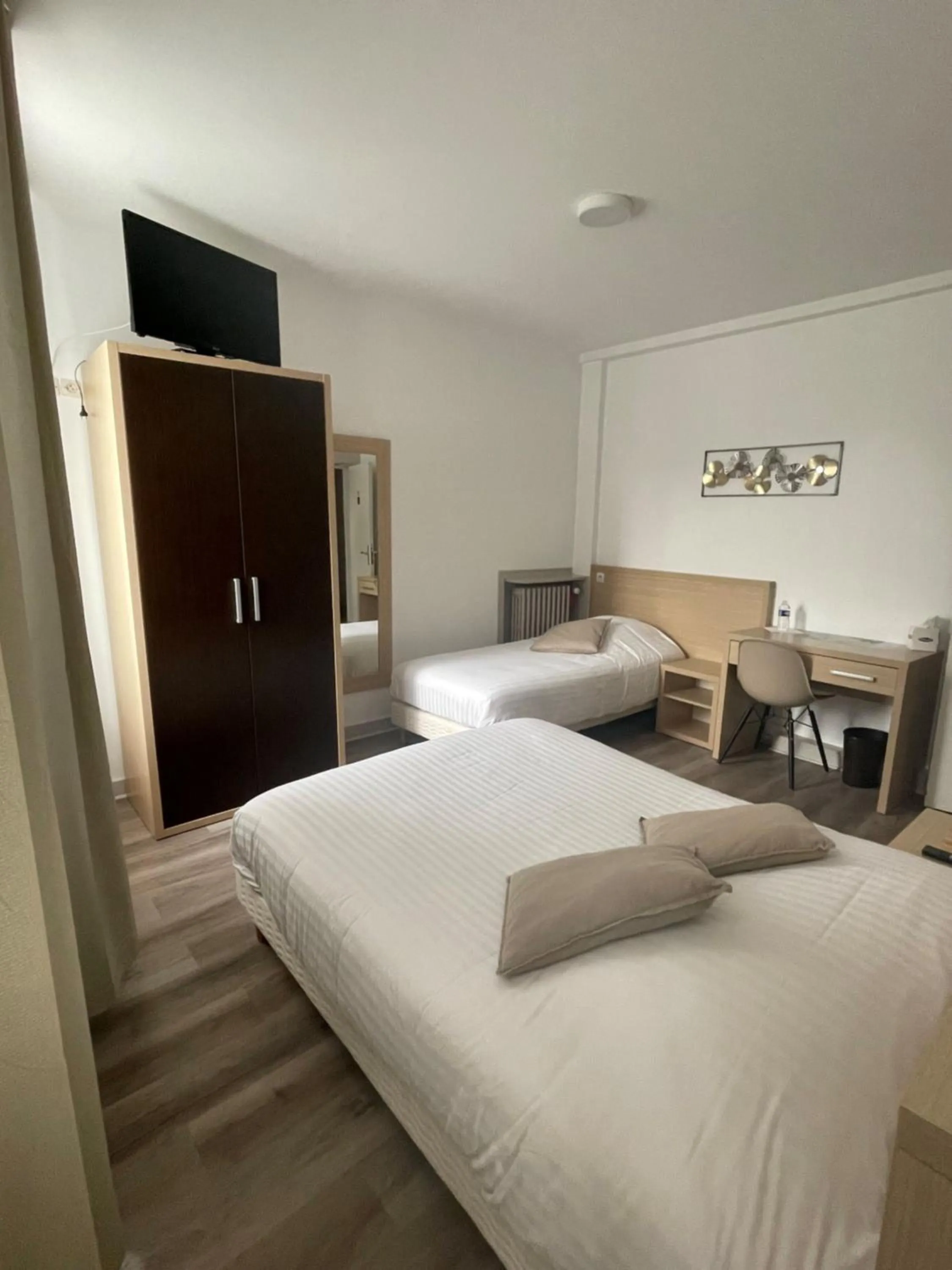 Property building, Bed in Hôtel Du Commerce