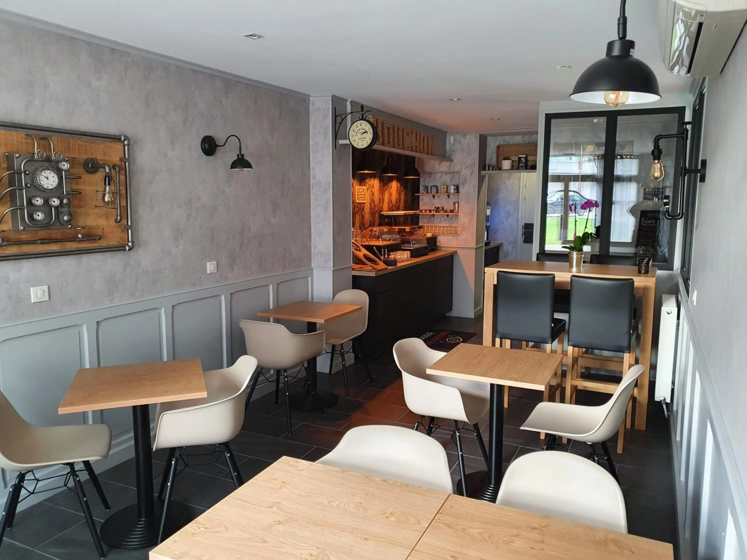 Breakfast in Hôtel Du Commerce