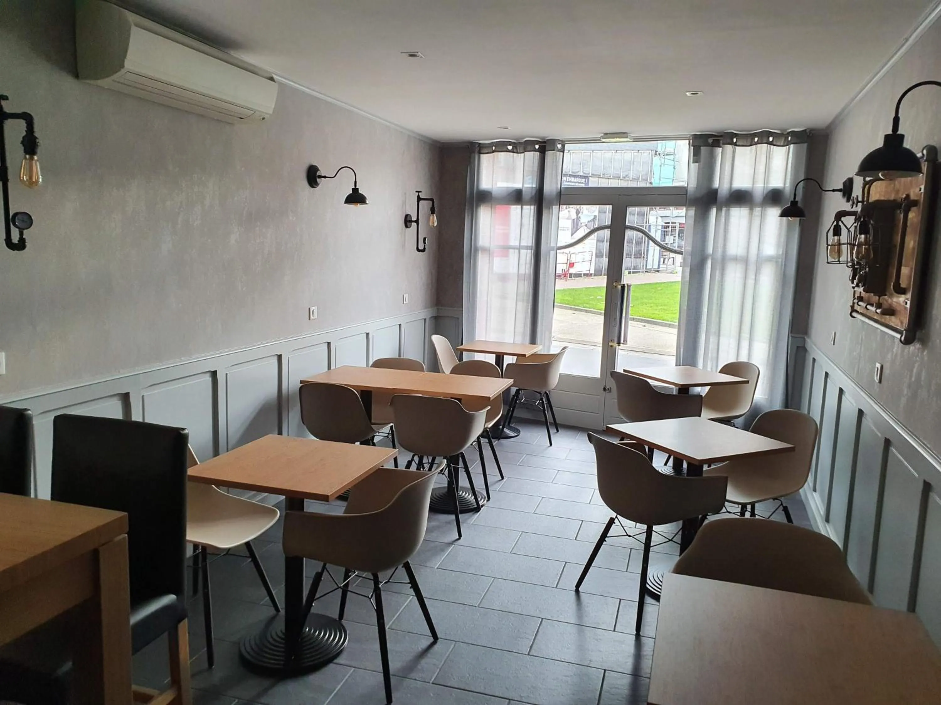 Breakfast in Hôtel Du Commerce