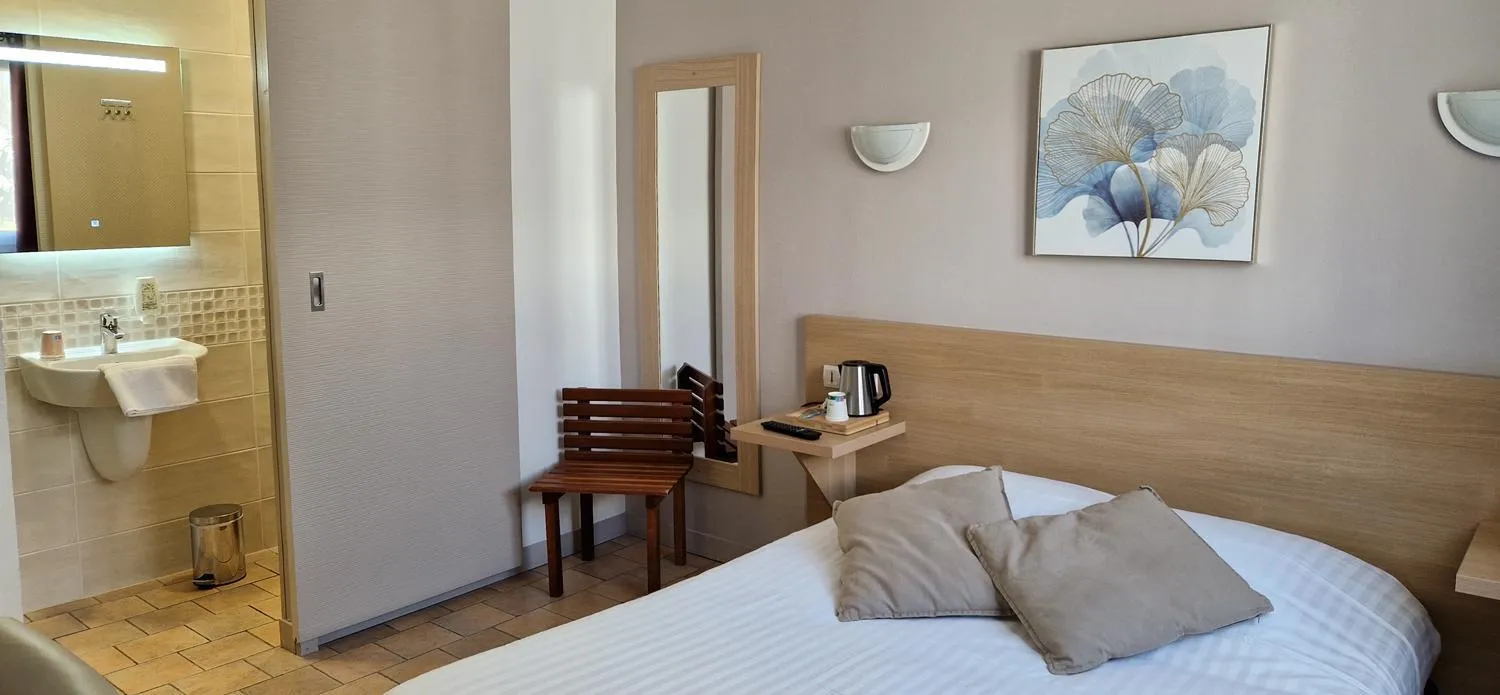 Property building, Bed in Hôtel Du Commerce