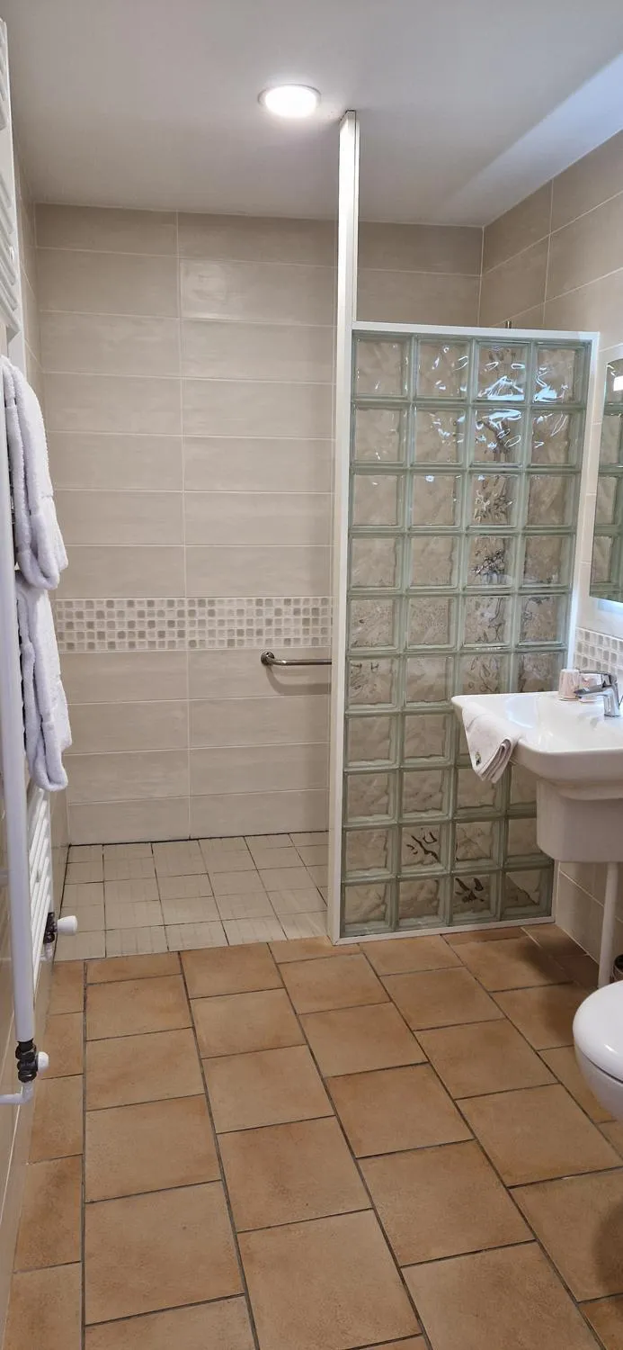 Property building in Hôtel Du Commerce