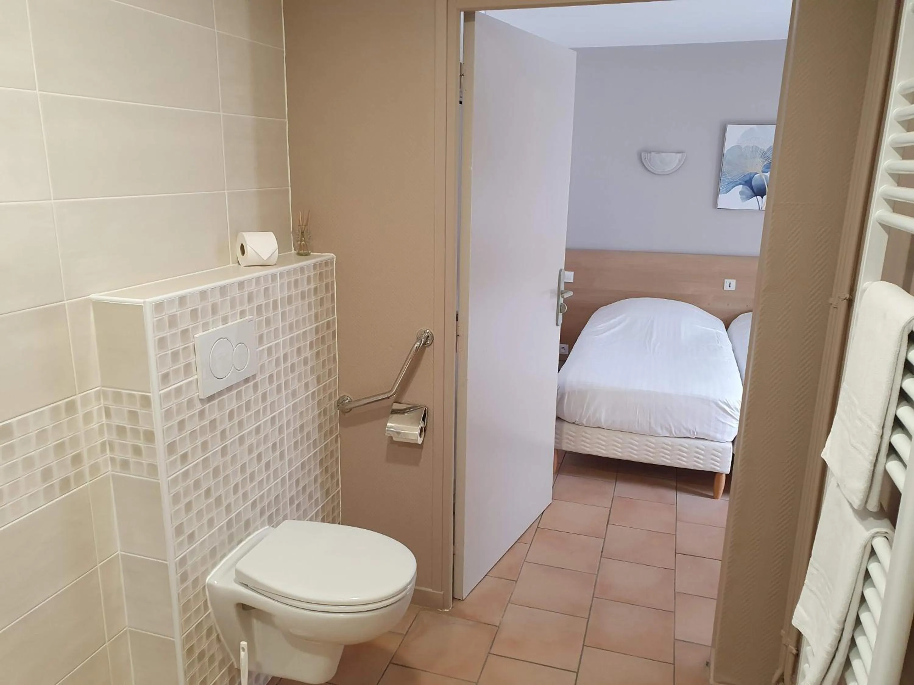 Bathroom in Hôtel Du Commerce