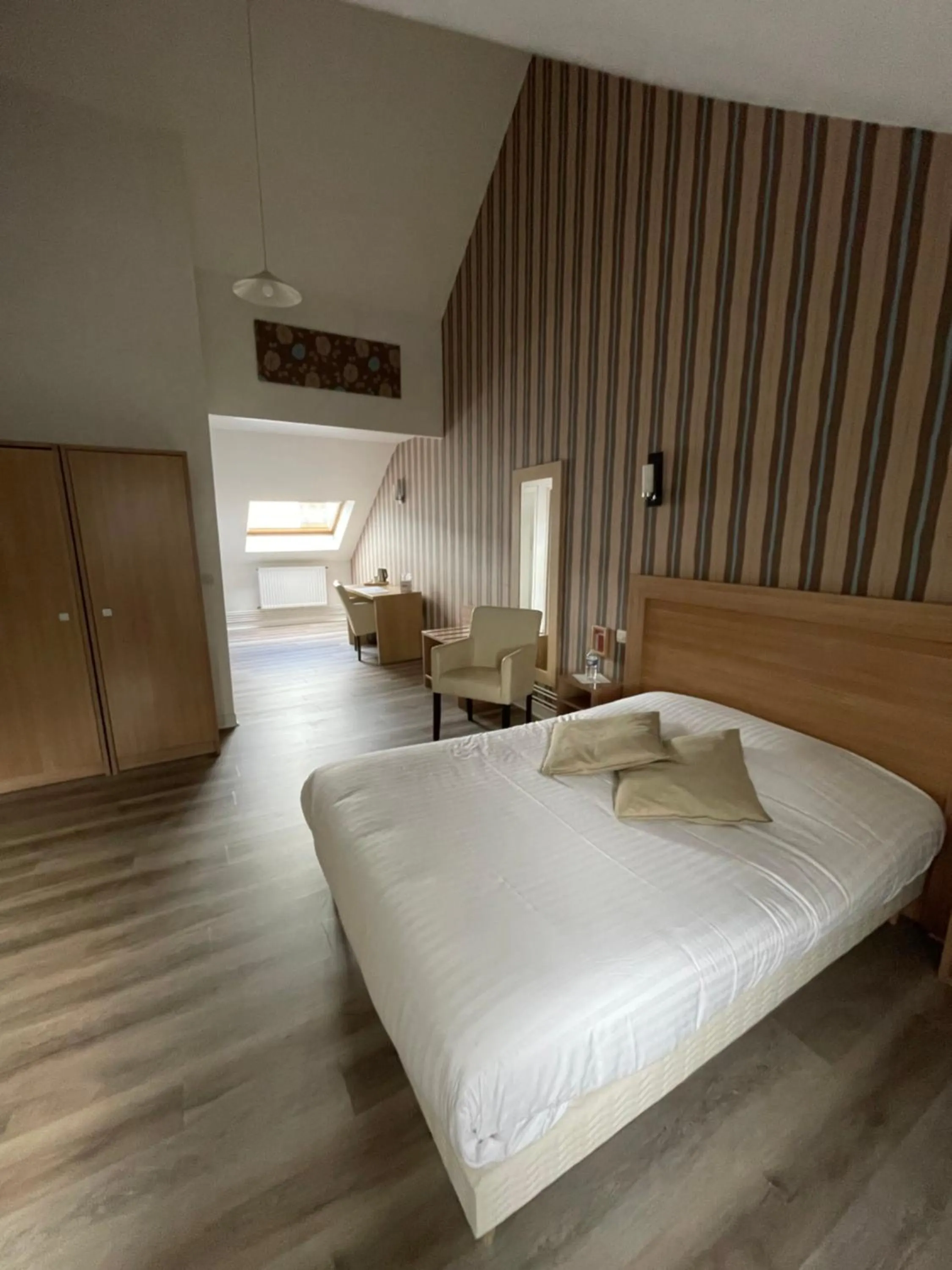 Property building, Bed in Hôtel Du Commerce