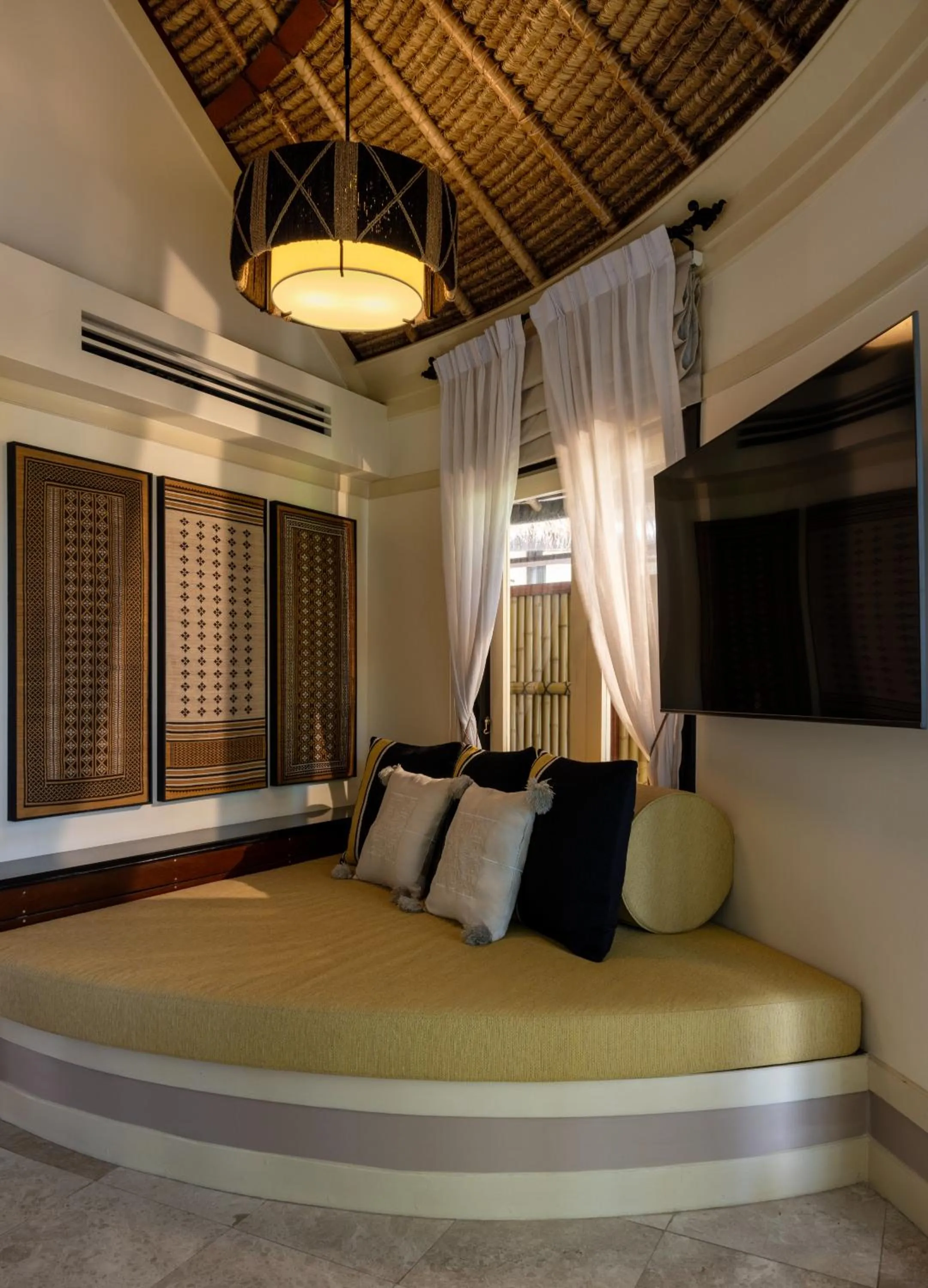 Bed in Banyan Tree Vabbinfaru