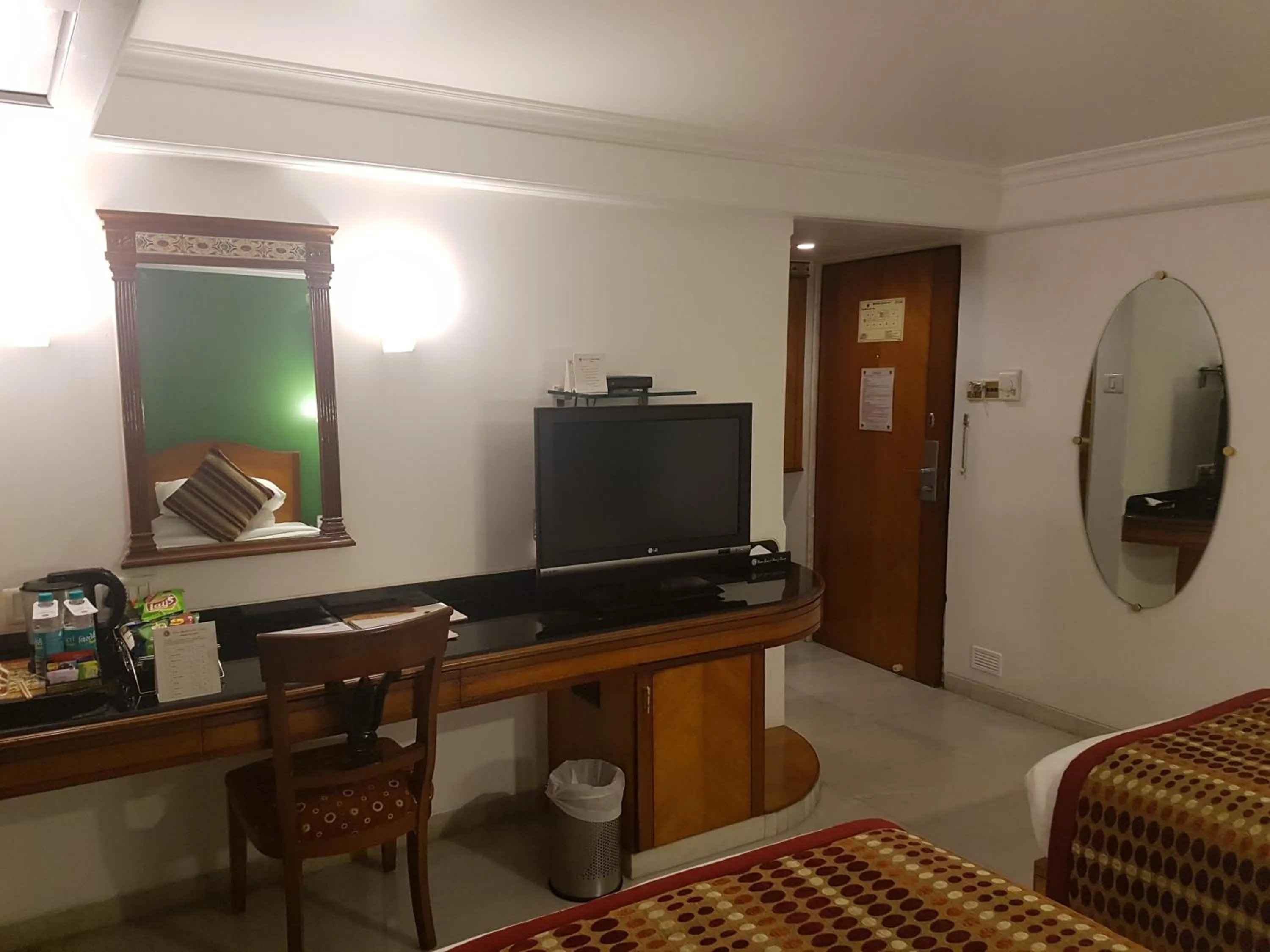 TV and multimedia in Ramee Guestline Hotel Dadar