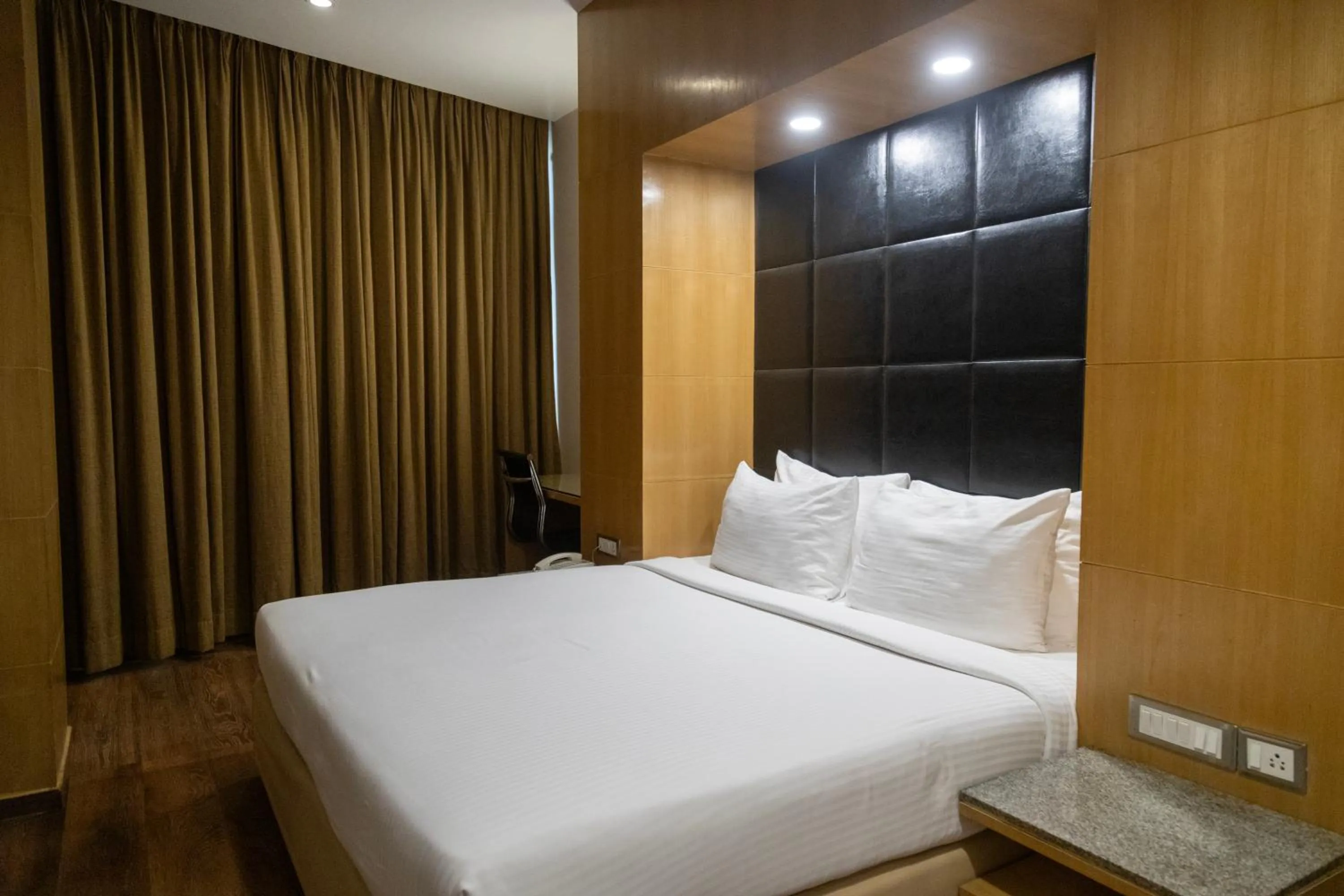 Bed in Ramee Guestline Hotel Dadar