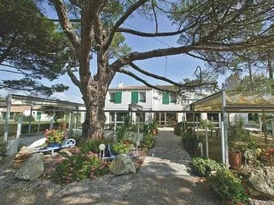 Property building in Le Parasol