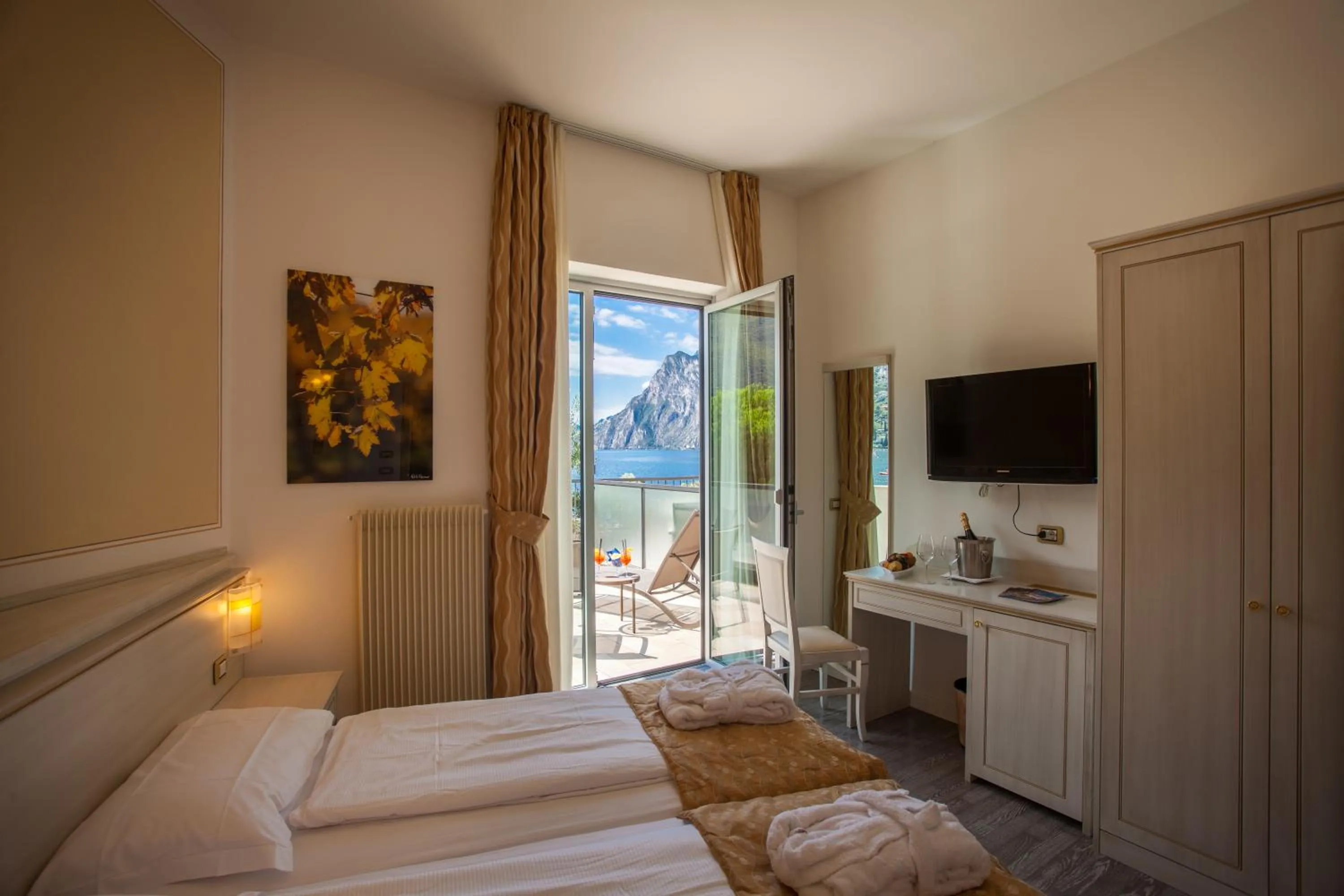 Bedroom, Bed in Hotel Lido Blu - Surf & Bike