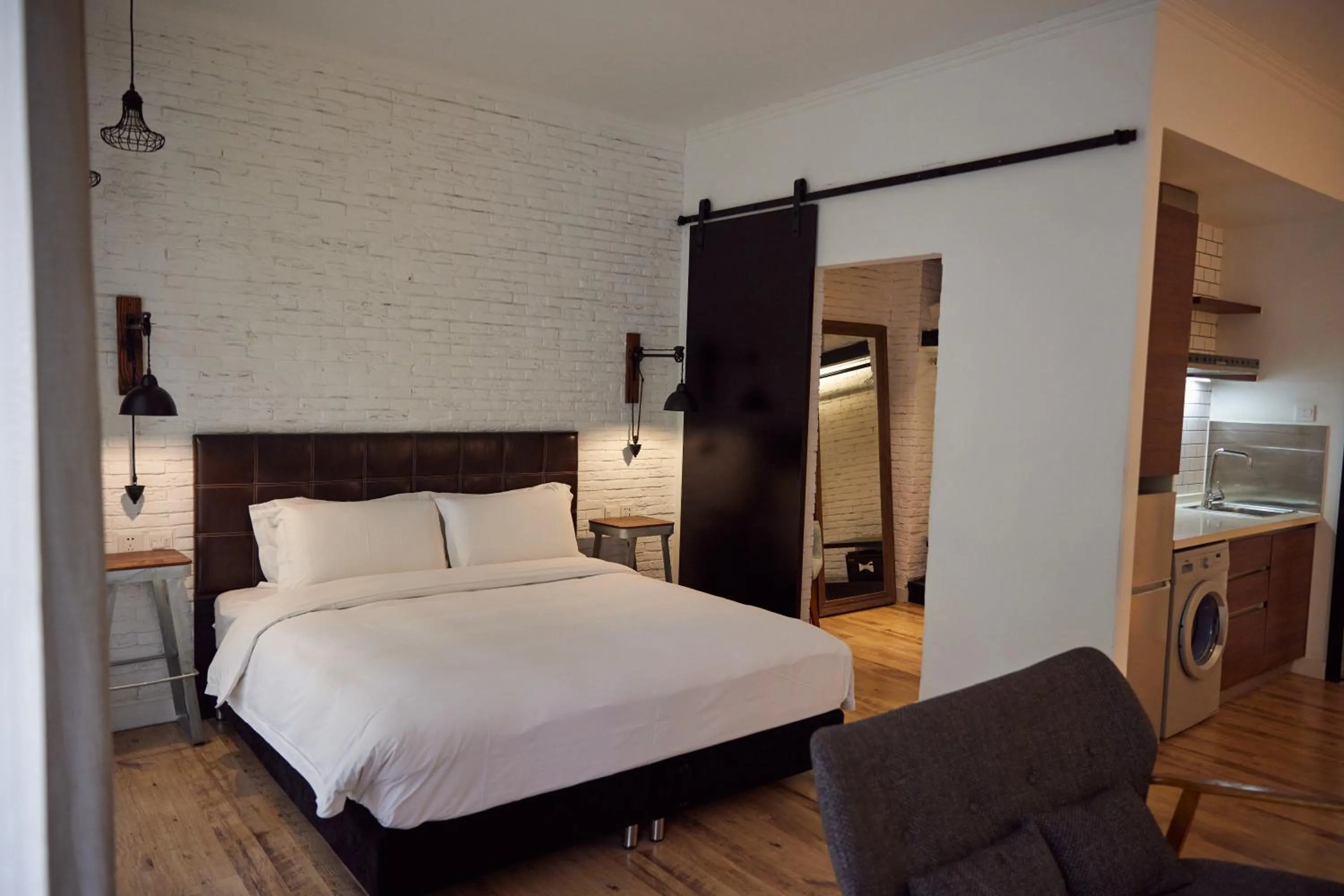 Kitchen or kitchenette, Bed in Yi Stack Hotel Beijing