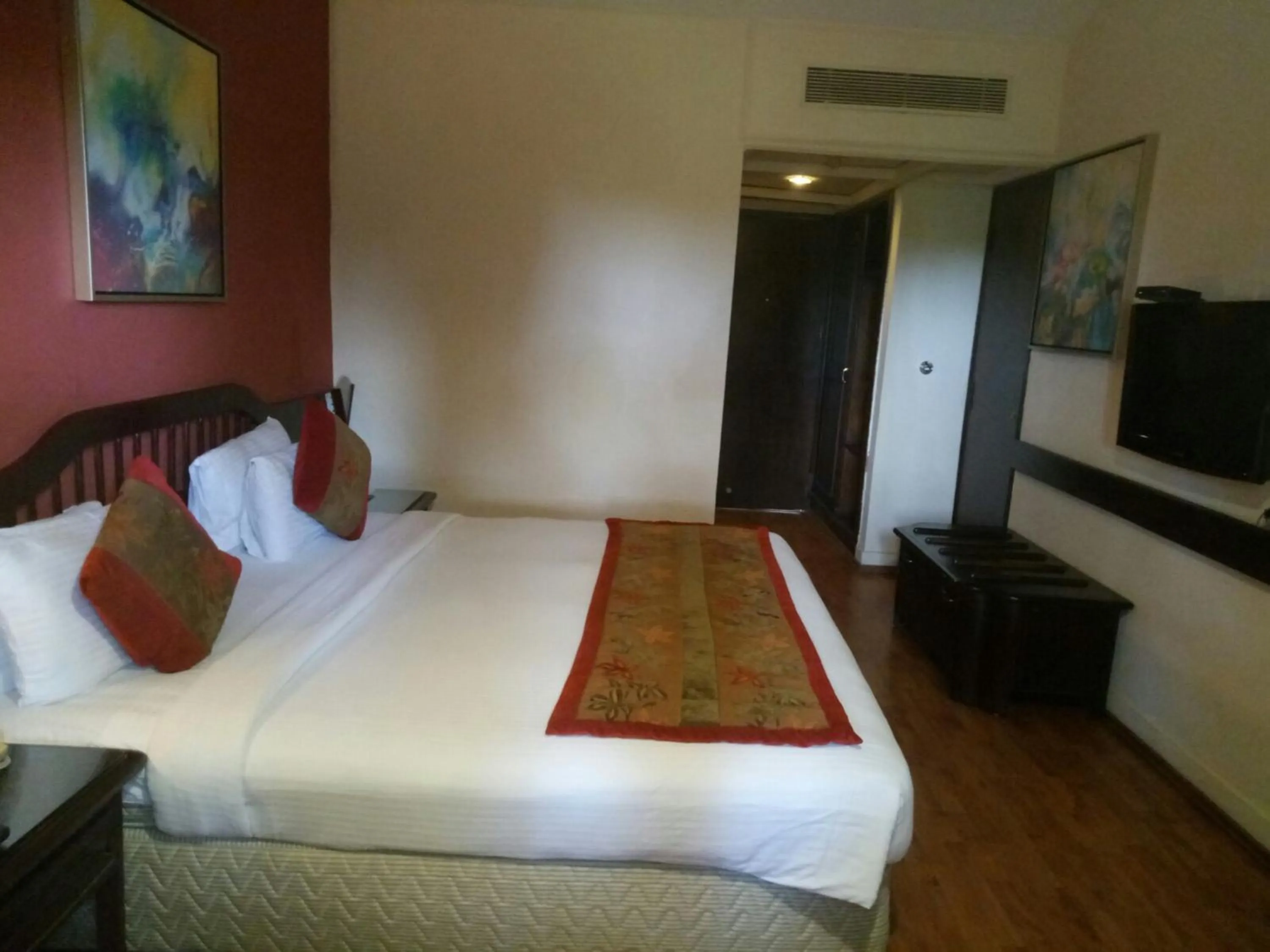 Bedroom, Bed in Ramee Guestline Hotel Bangalore
