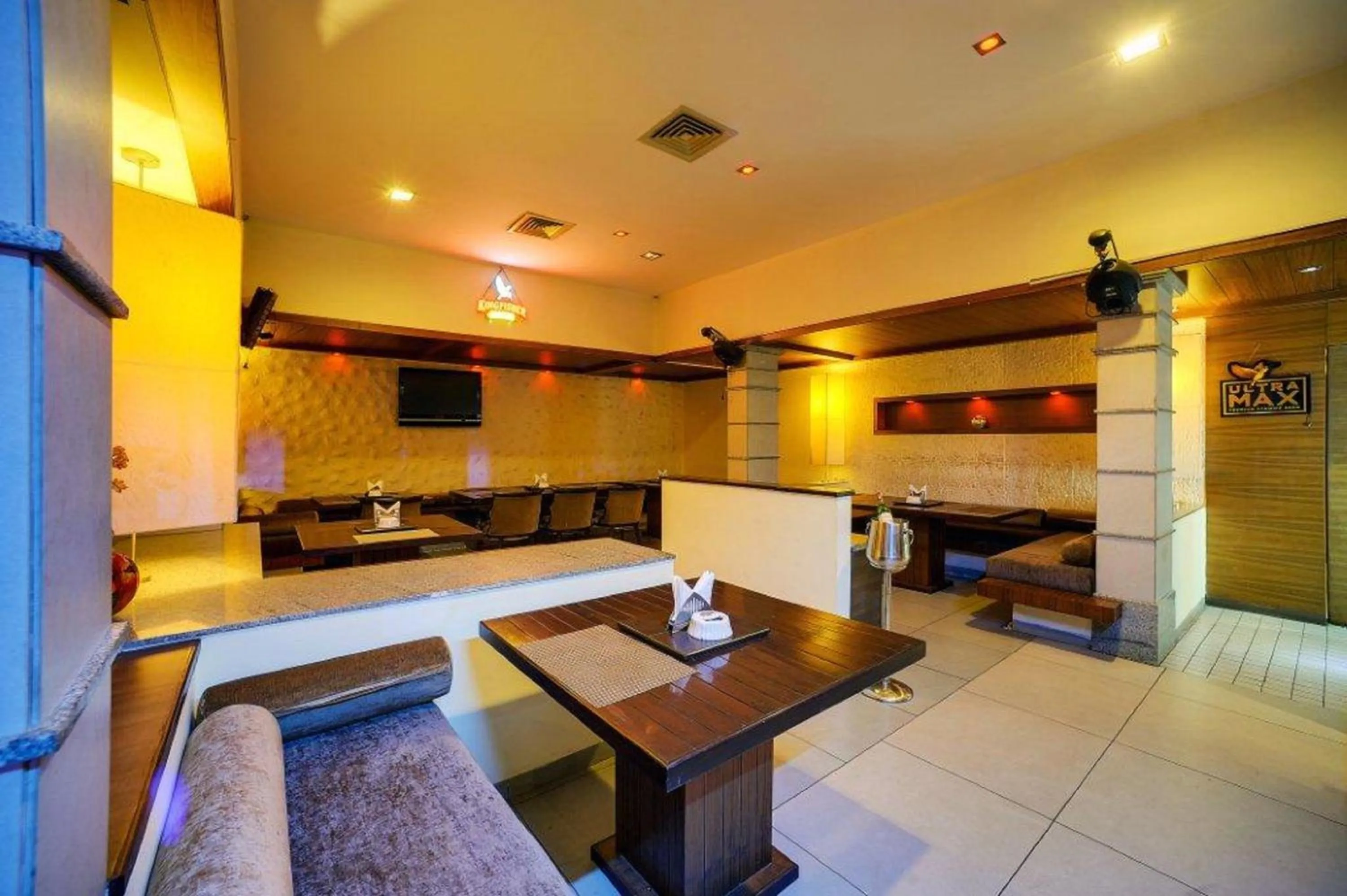 Restaurant/places to eat, Bed in Ramee Guestline Hotel Bangalore