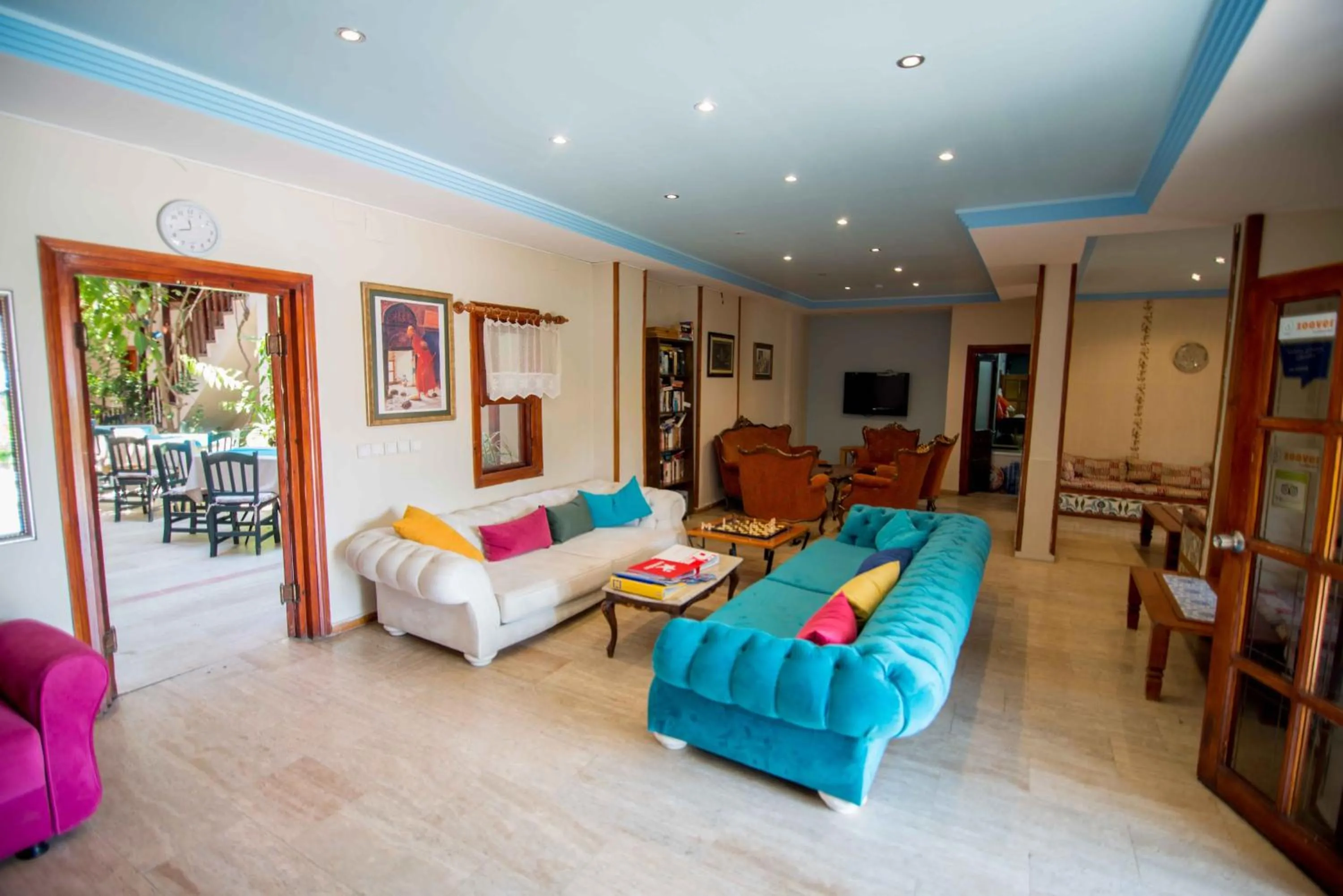 Communal lounge/ TV room in Konak Su Hotel