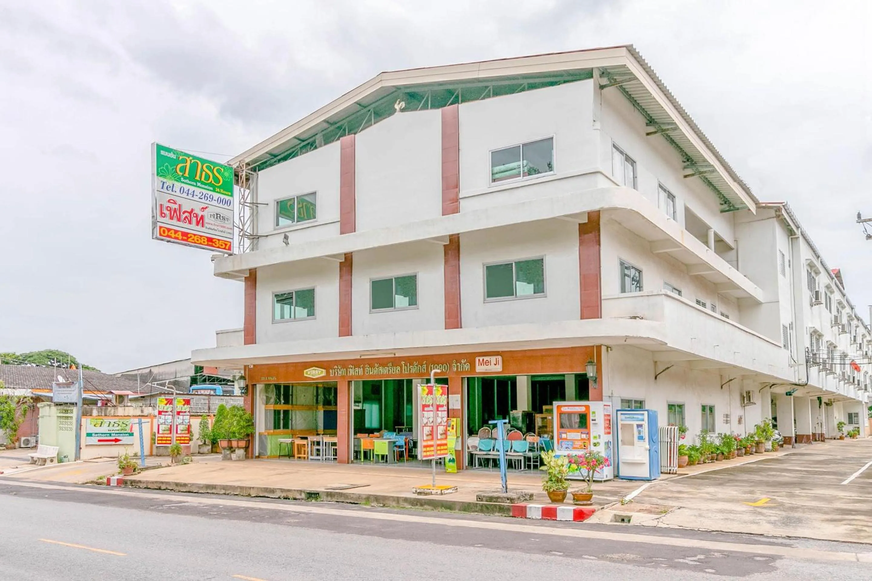 Facade/entrance in OYO 1161 Sathorn Mansion