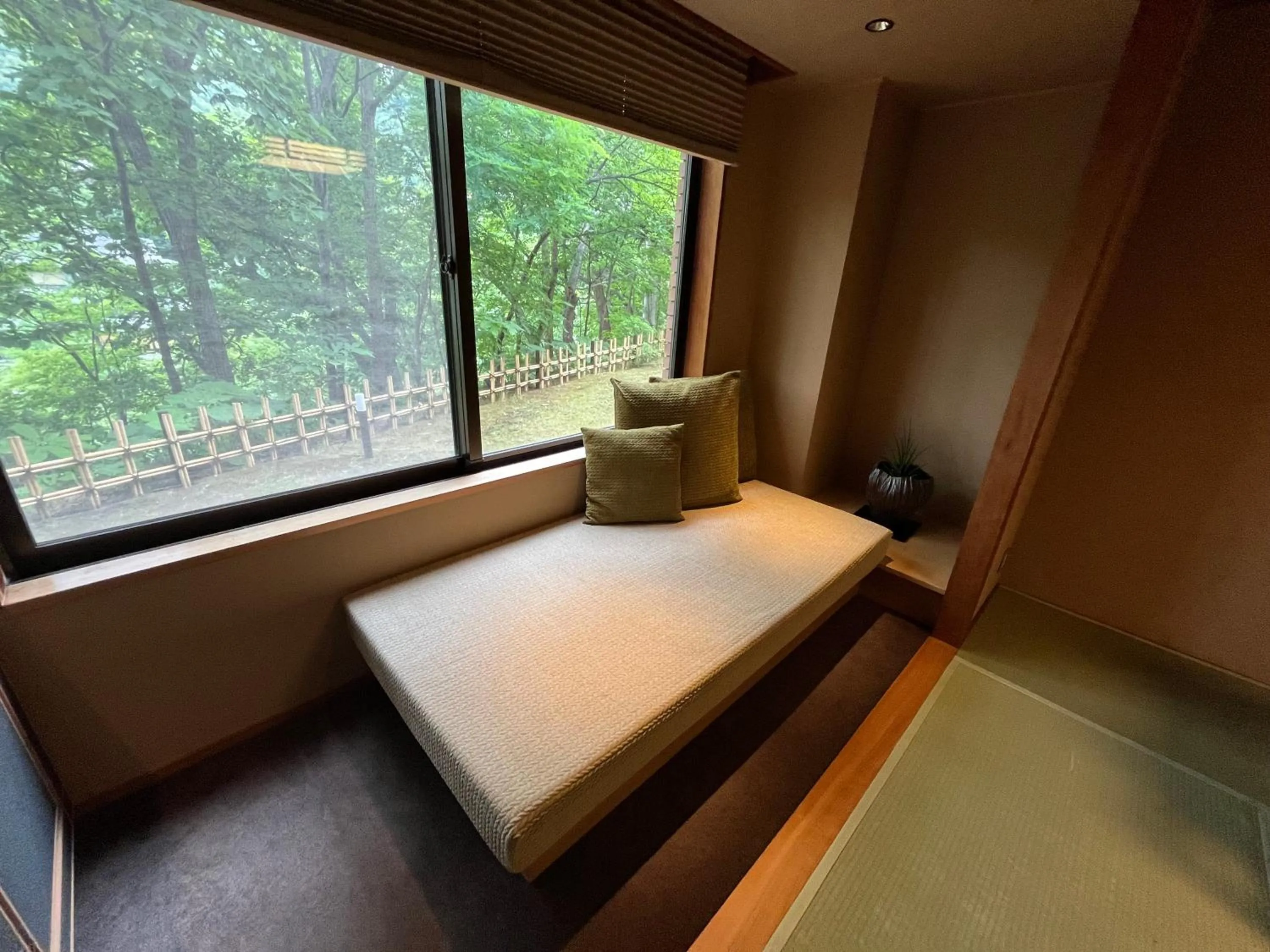 Seating area, Bed in Kuriya Suizan