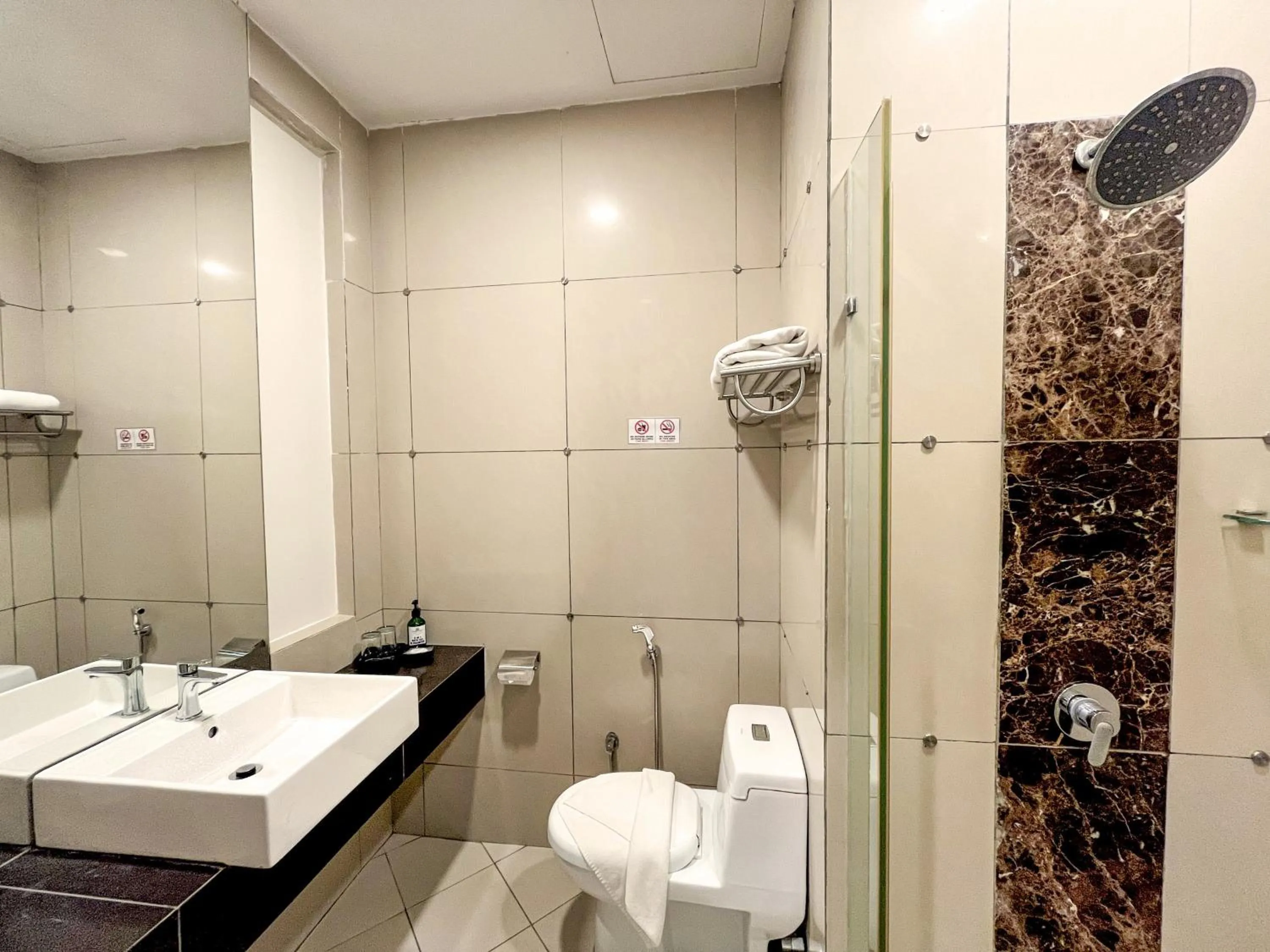 Shower in Courtyard Hotel 1Borneo