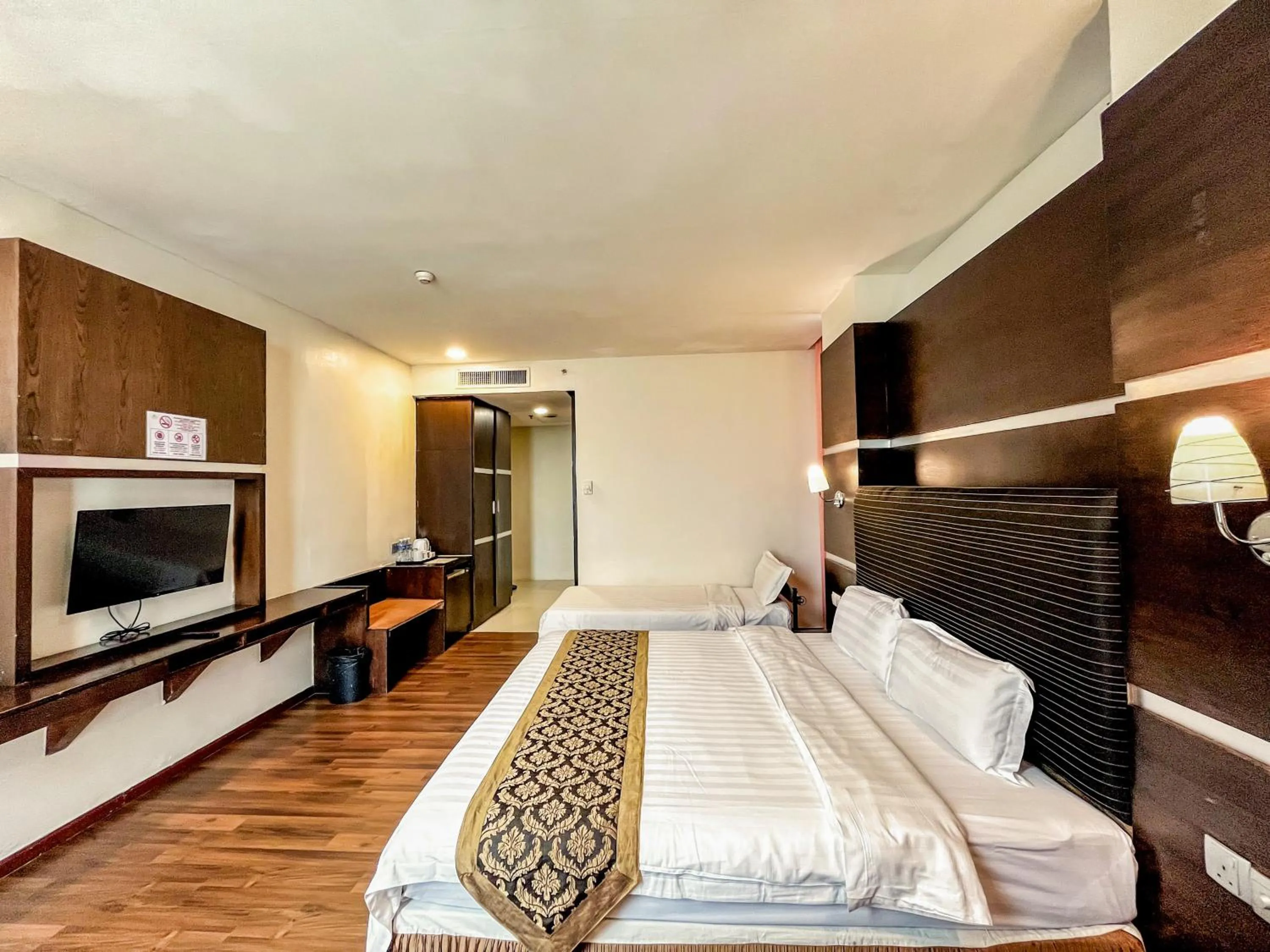 Bed in Courtyard Hotel 1Borneo