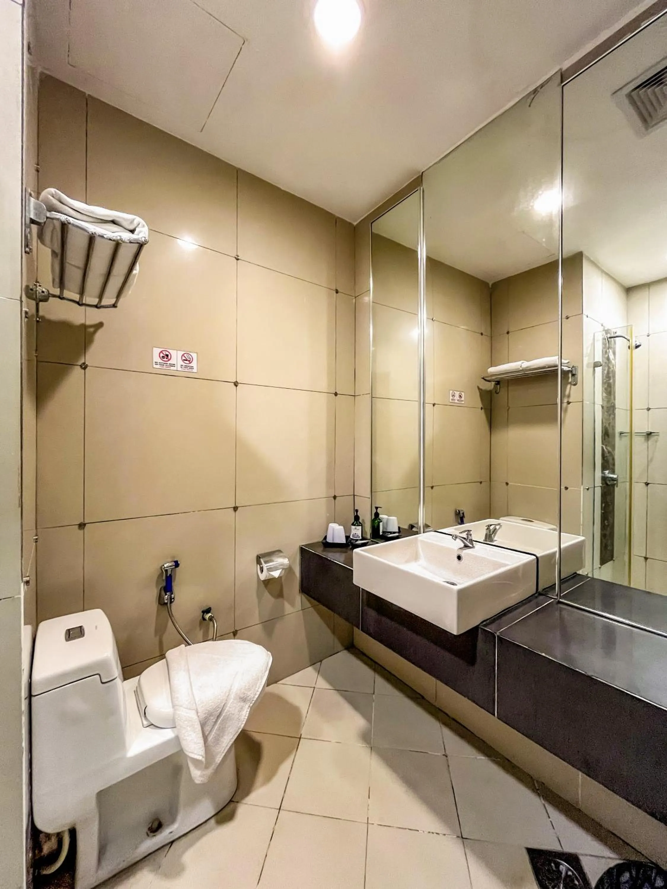 Toilet in Courtyard Hotel 1Borneo