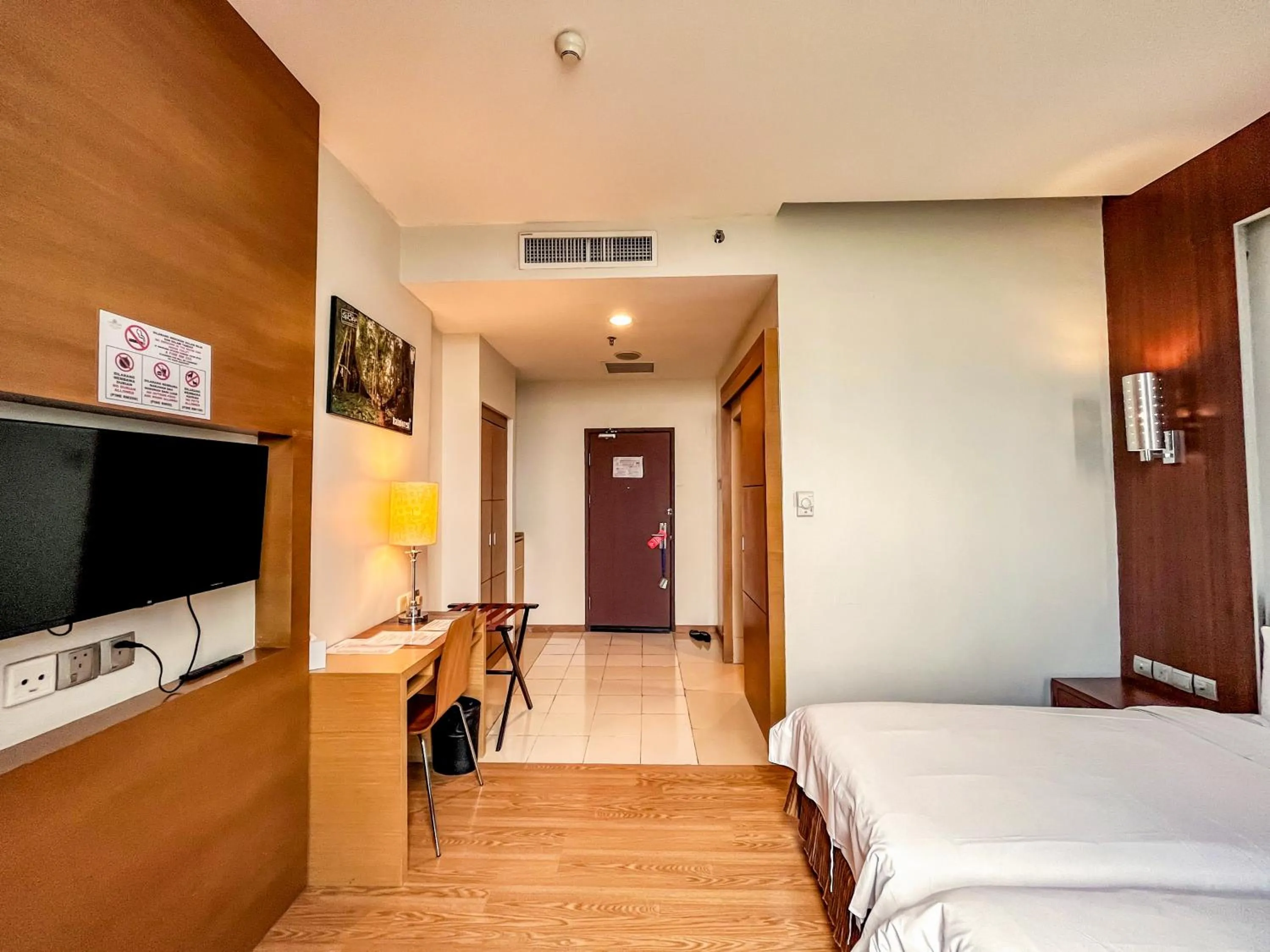 TV and multimedia, Bed in Courtyard Hotel 1Borneo