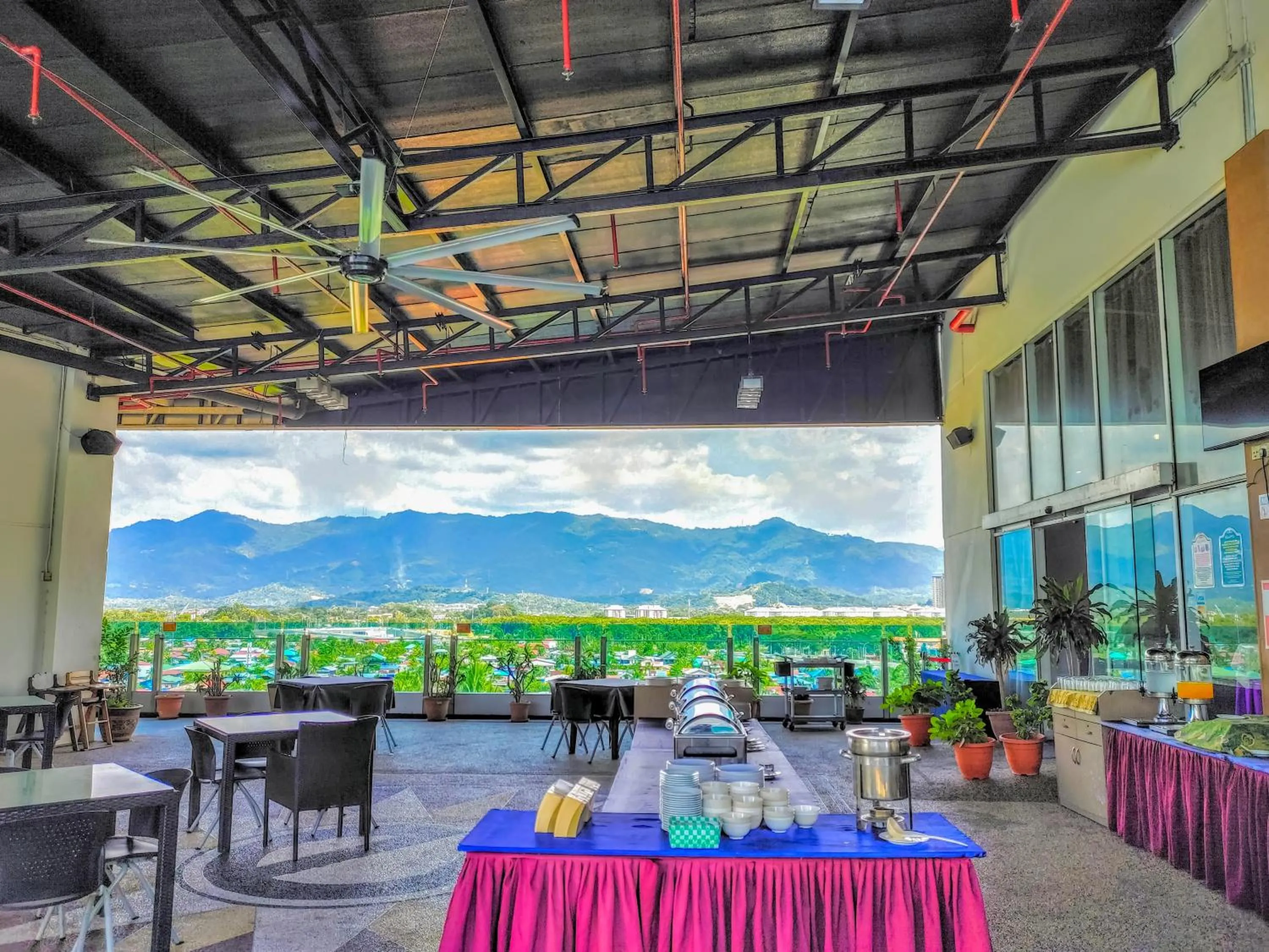 Breakfast in Courtyard Hotel 1Borneo