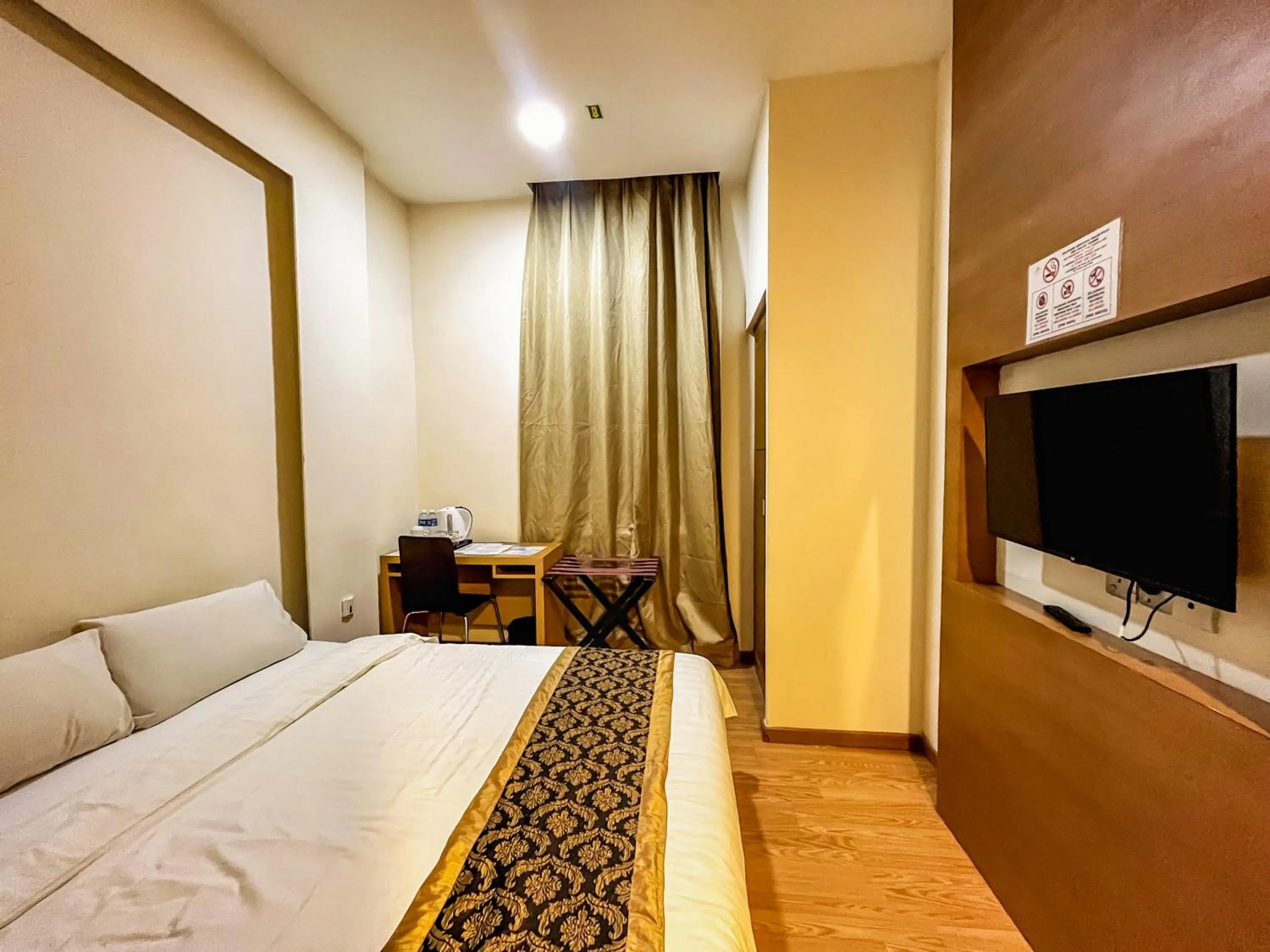 Bed in Courtyard Hotel 1Borneo