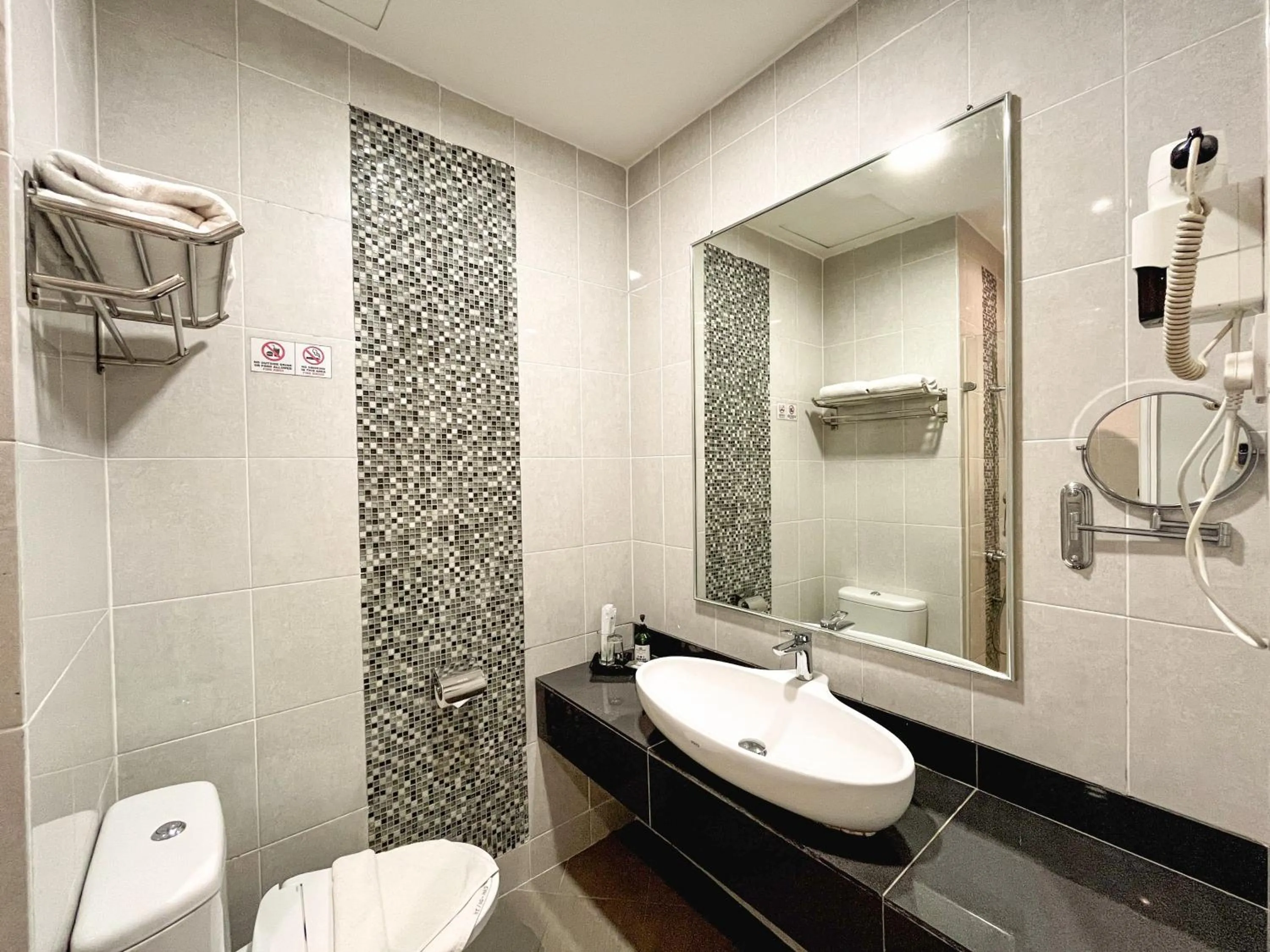 Shower in Courtyard Hotel 1Borneo