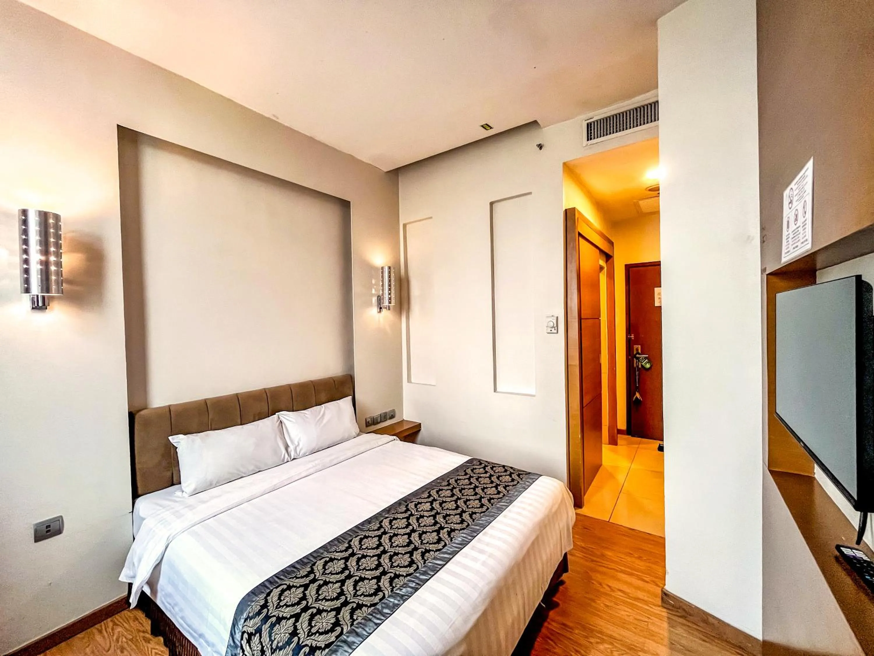 TV and multimedia, Bed in Courtyard Hotel 1Borneo