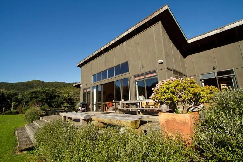 Property building in Piha Beachstay Accommodation