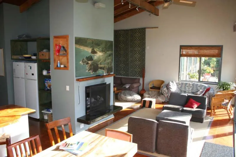 Communal lounge/ TV room in Piha Beachstay Accommodation