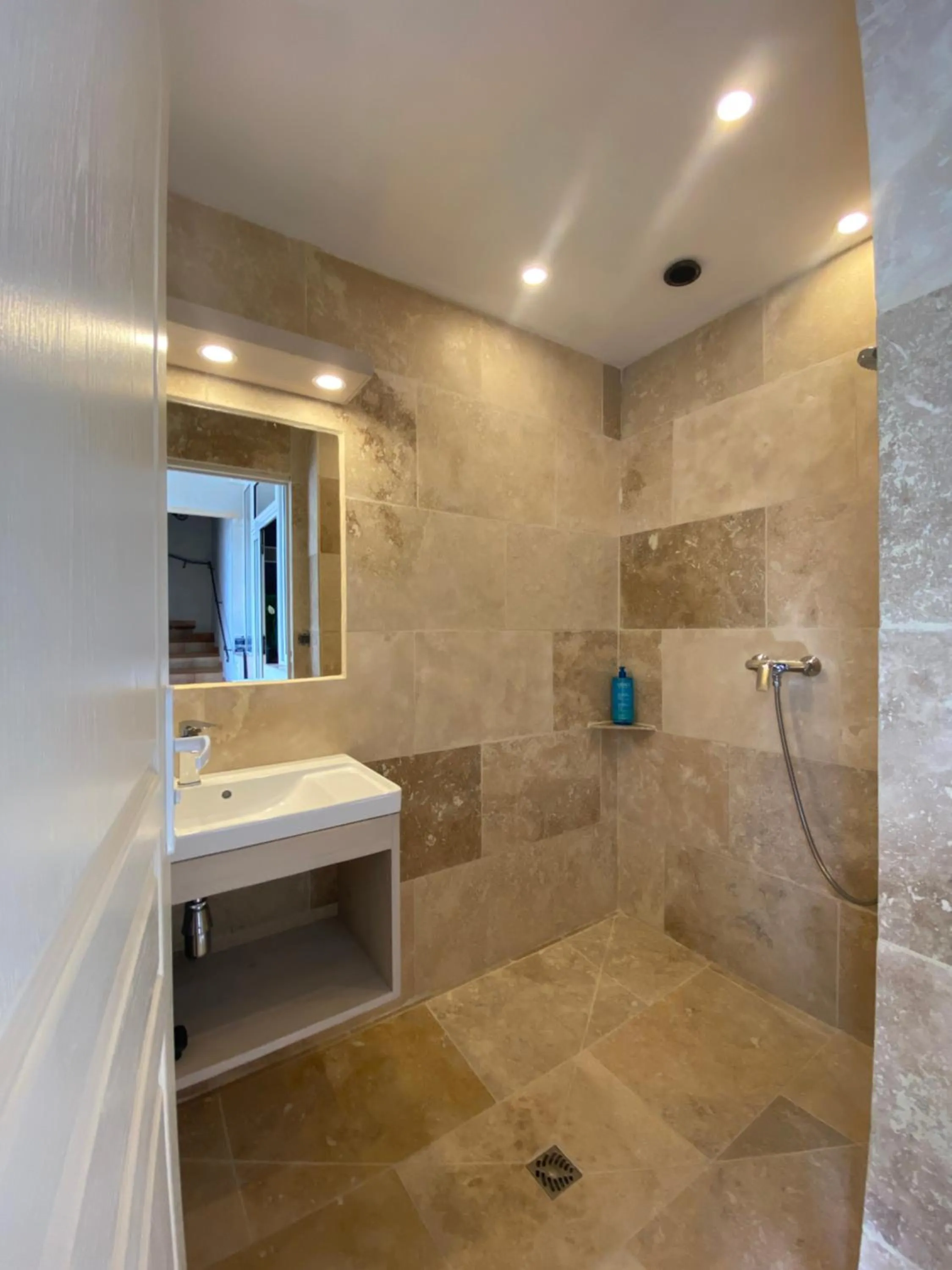 Shower in L'atelier B&B