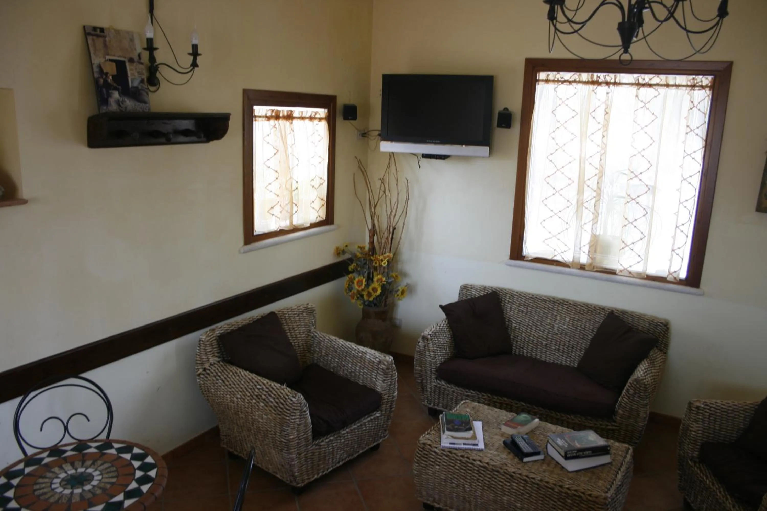 Communal lounge/ TV room in Hotel Il Cortile