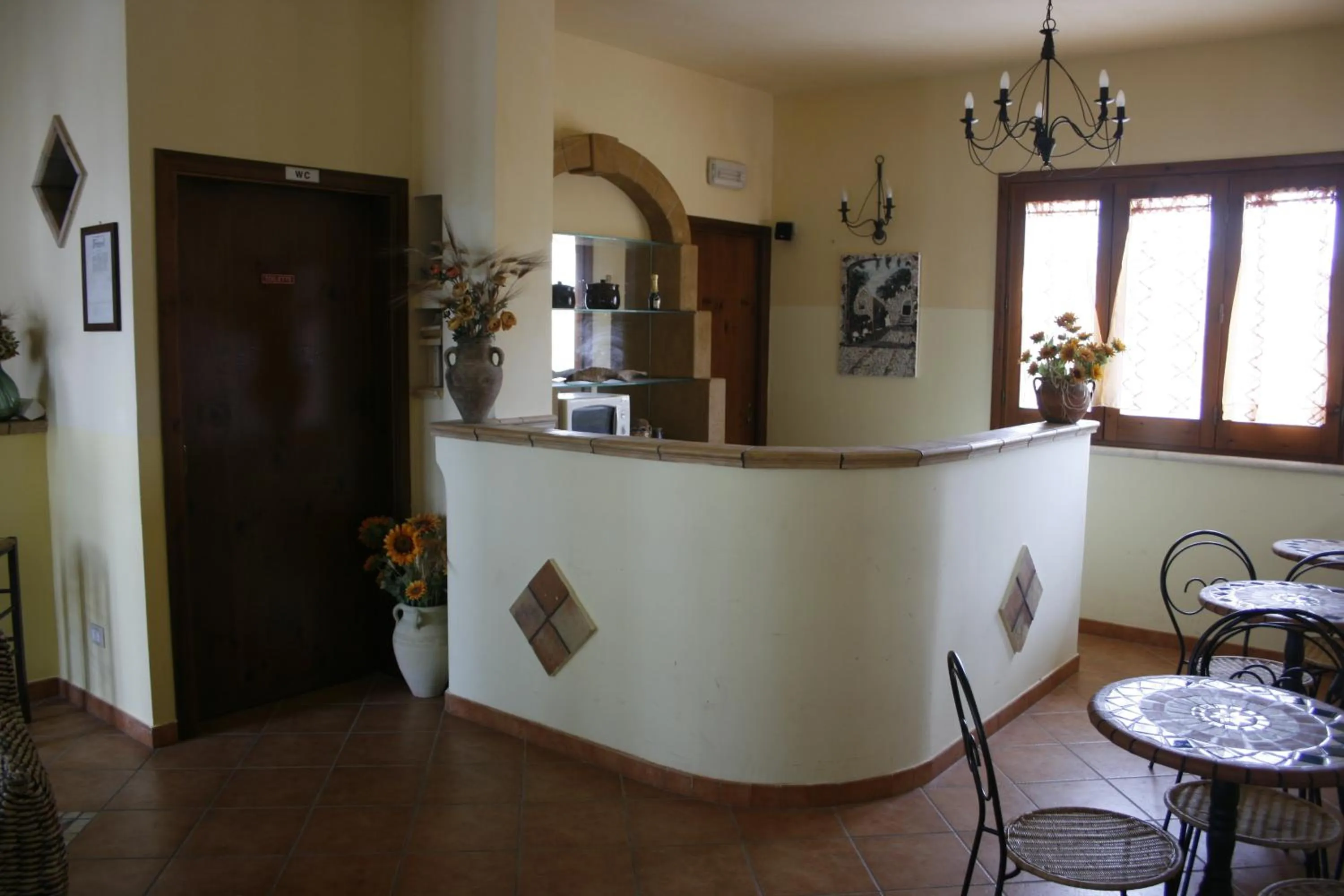 Communal lounge/ TV room in Hotel Il Cortile