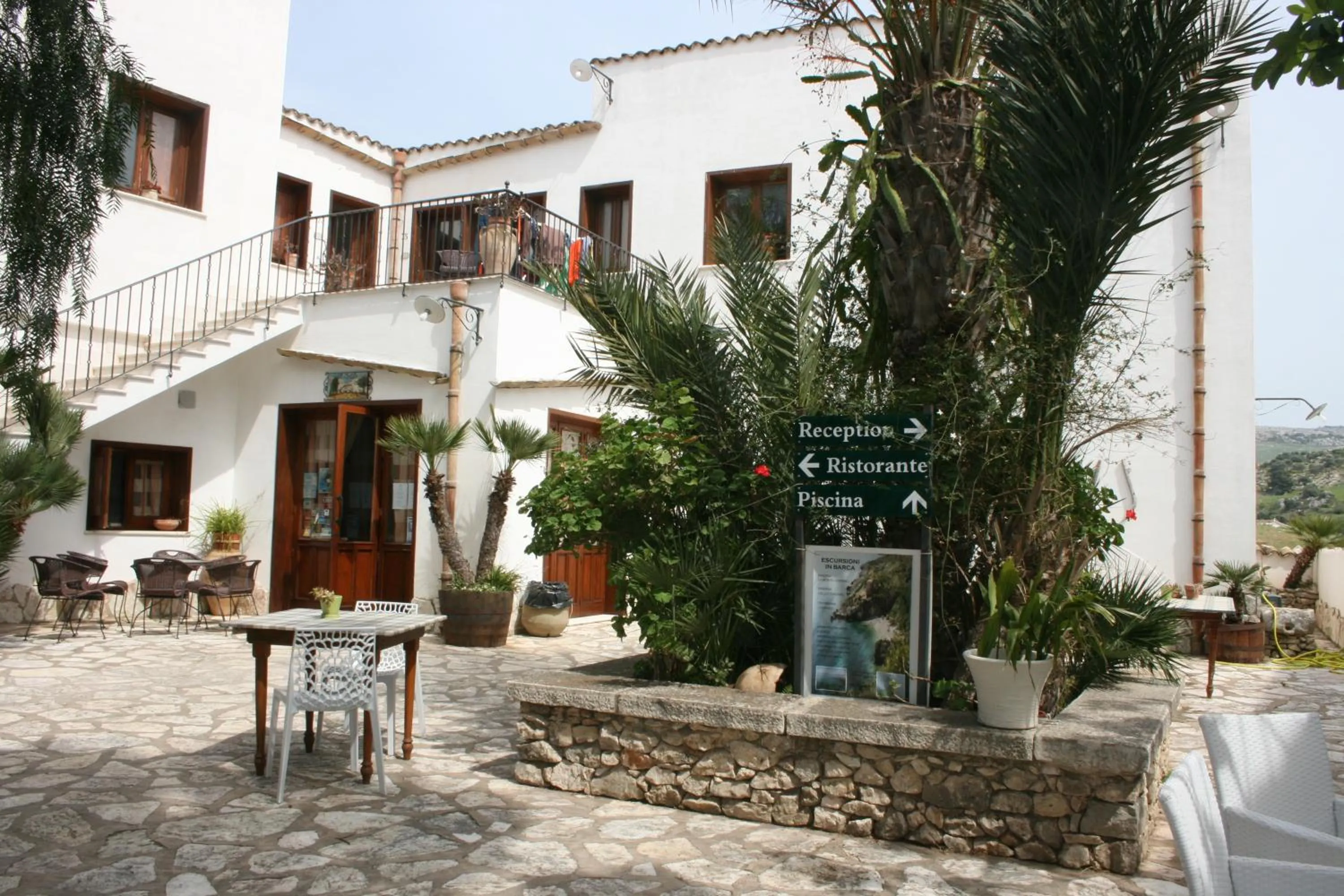Communal lounge/ TV room in Hotel Il Cortile