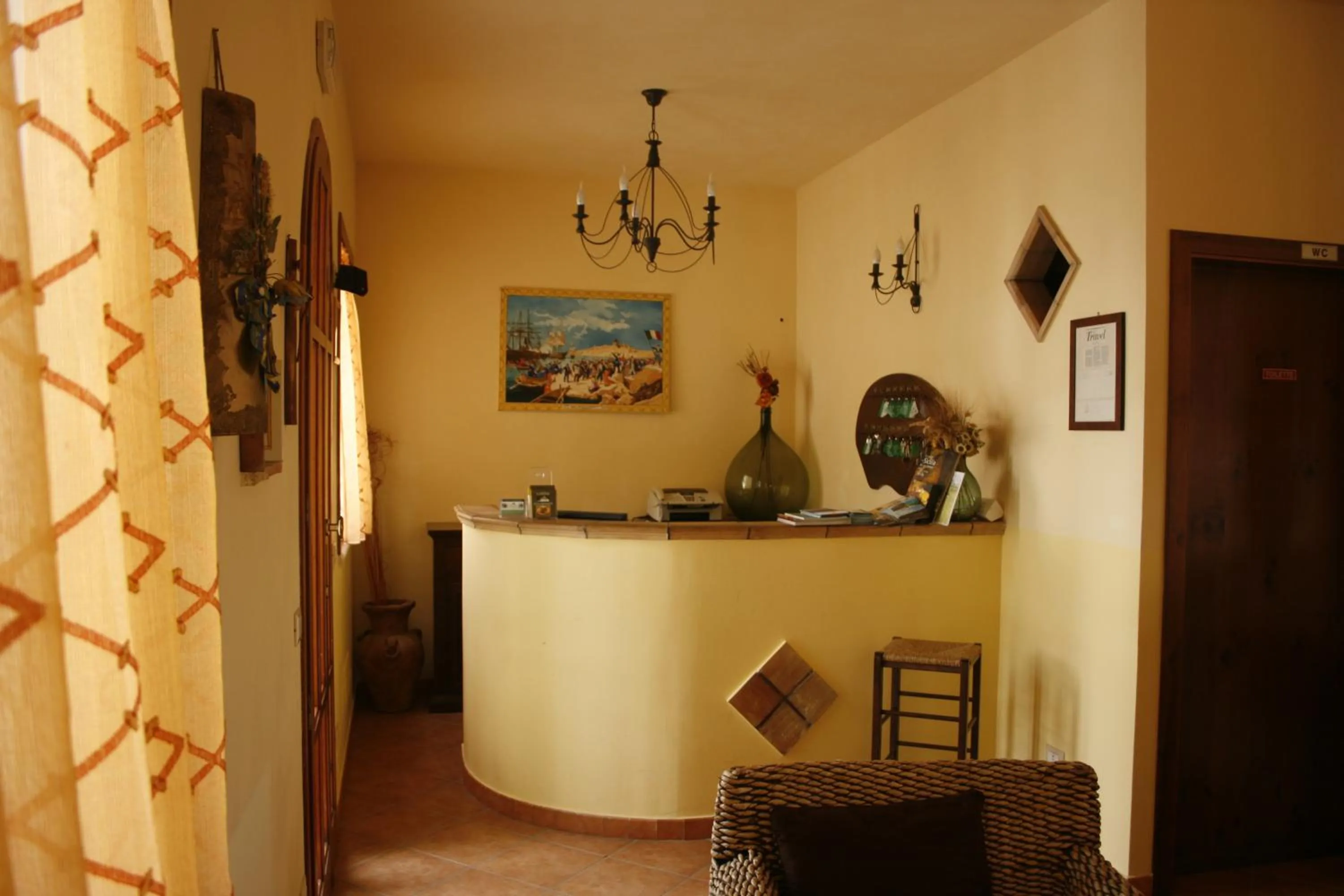 Communal lounge/ TV room in Hotel Il Cortile