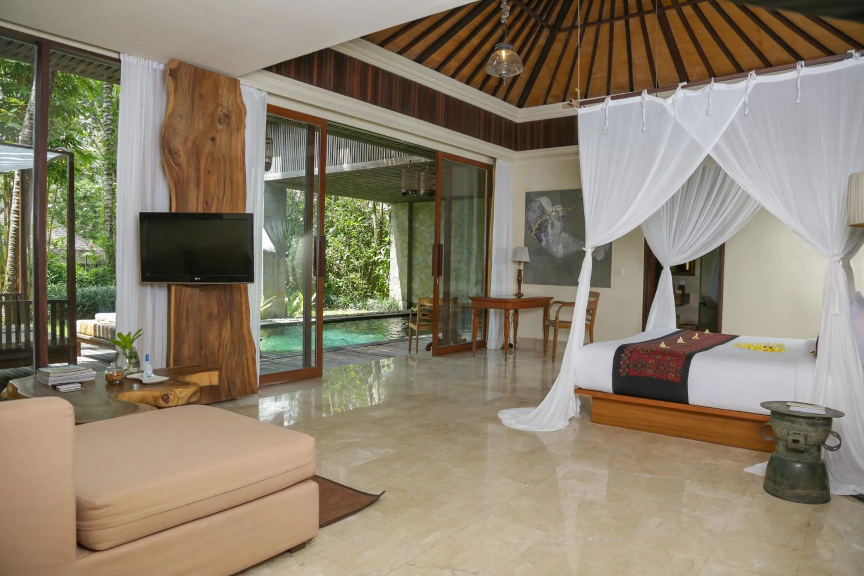 TV and multimedia in Komaneka at Tanggayuda Ubud