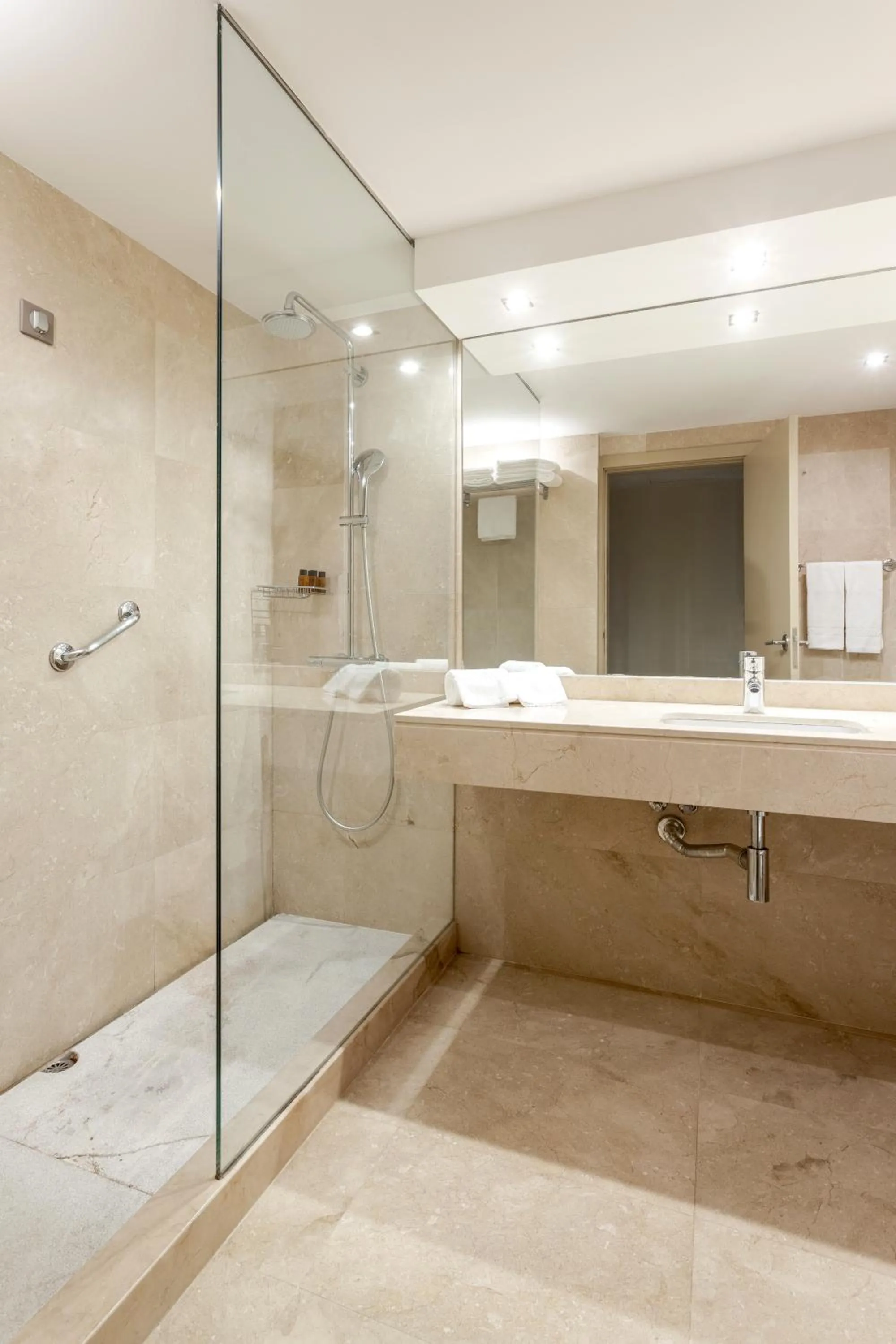 Bathroom in Hotel Porta do Sol Conference & SPA