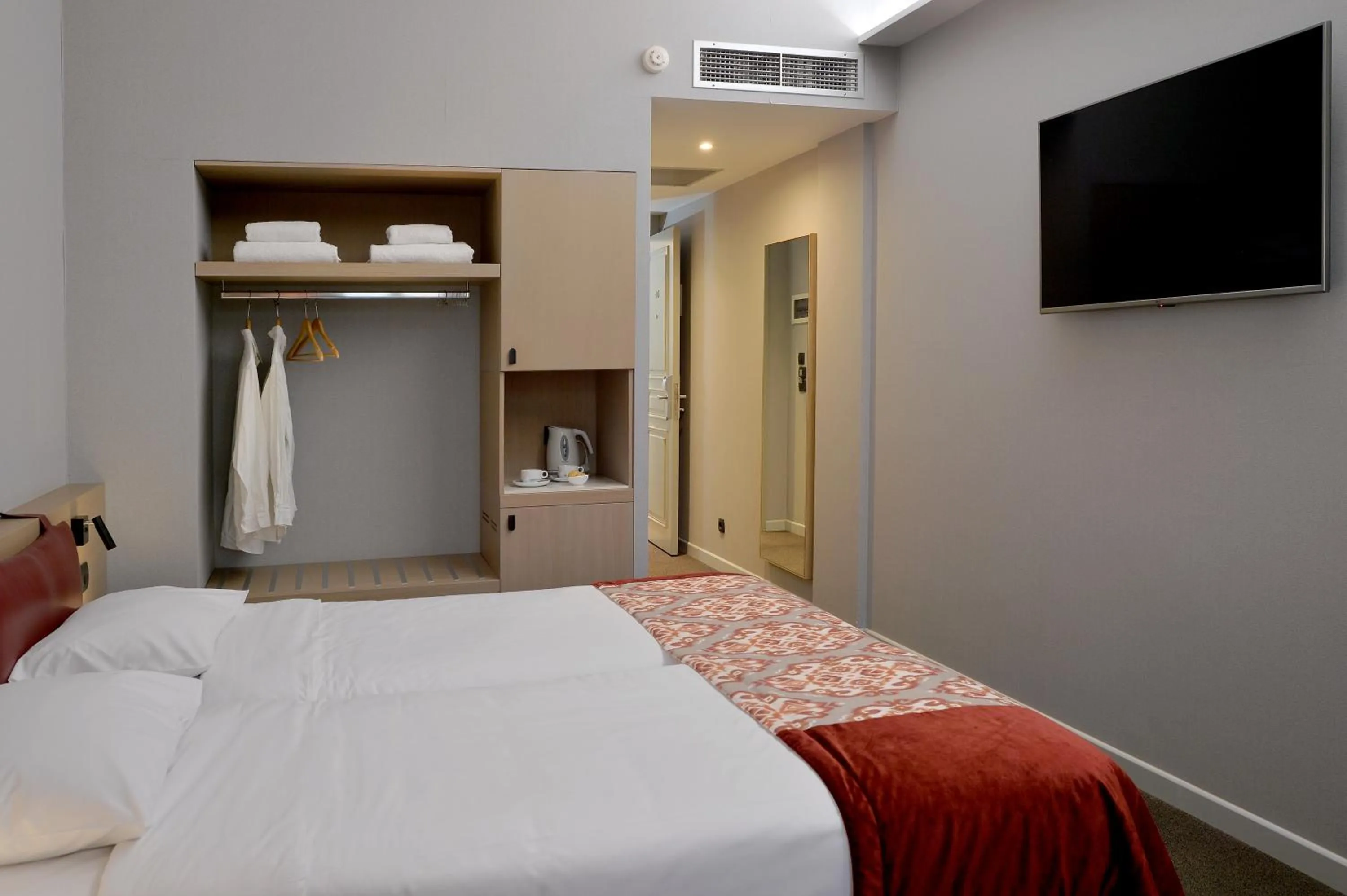 Bedroom, Bed in Airotel Stratos Vassilikos Hotel