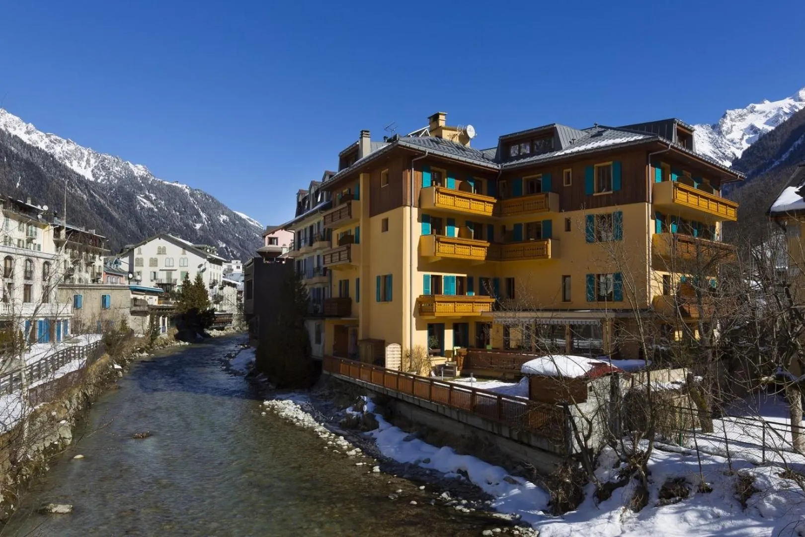 Property building in Les Gourmets - Chalet Hotel