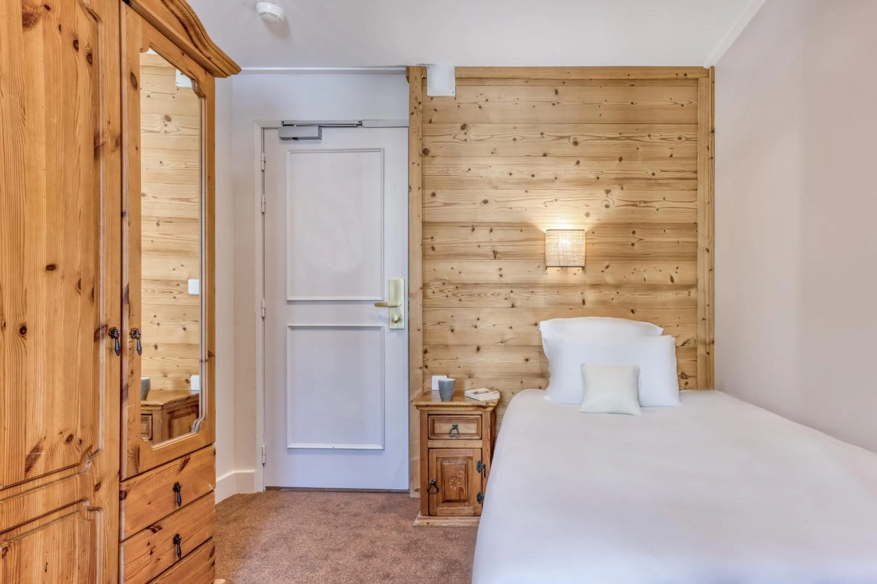 Bed in Les Gourmets - Chalet Hotel