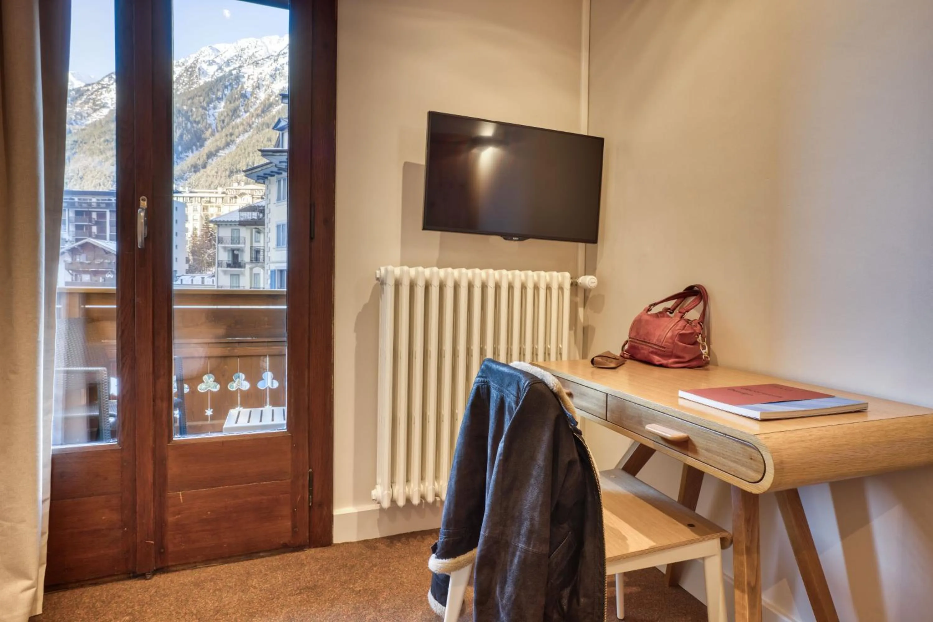 TV and multimedia in Les Gourmets - Chalet Hotel