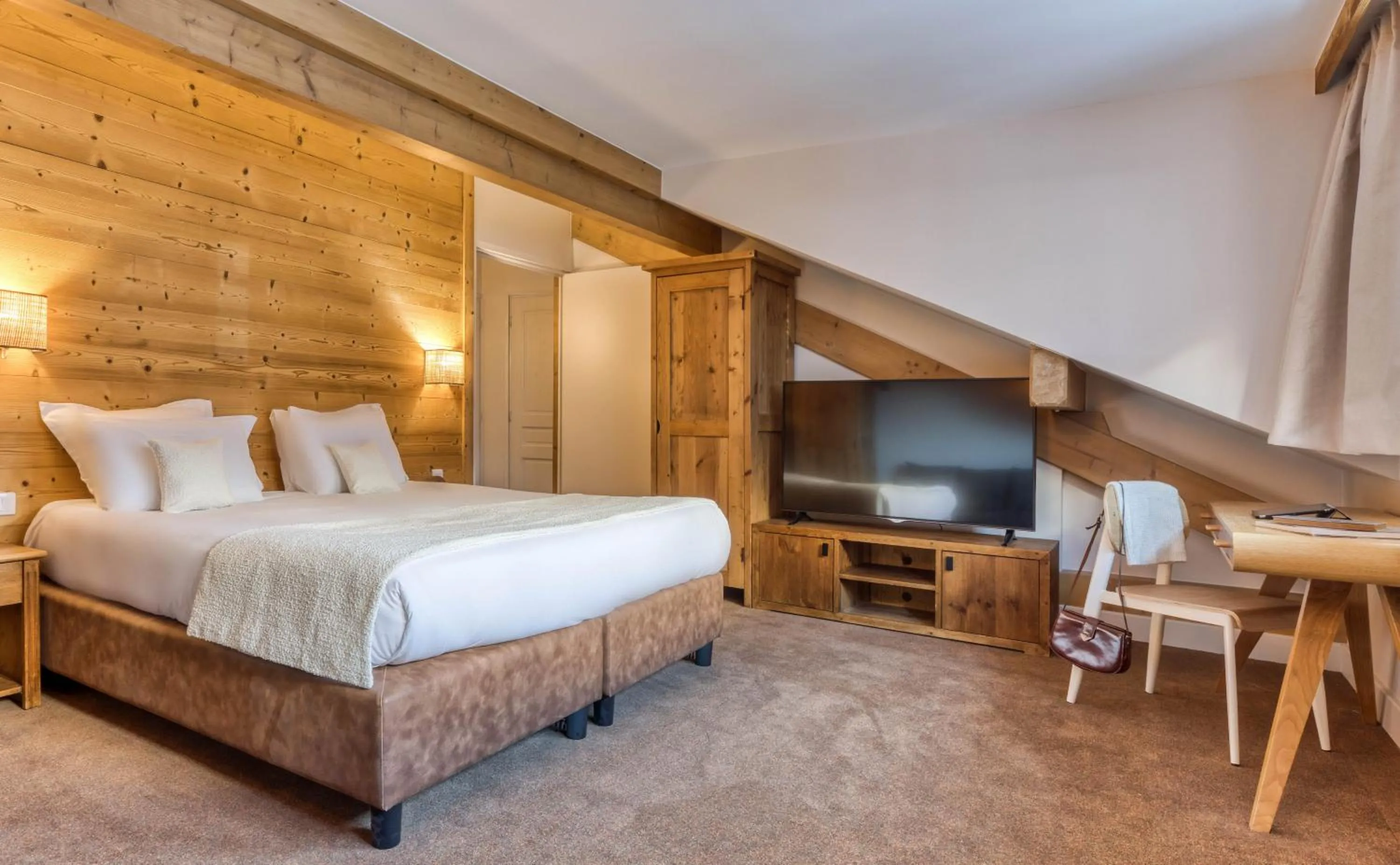 Bed in Les Gourmets - Chalet Hotel
