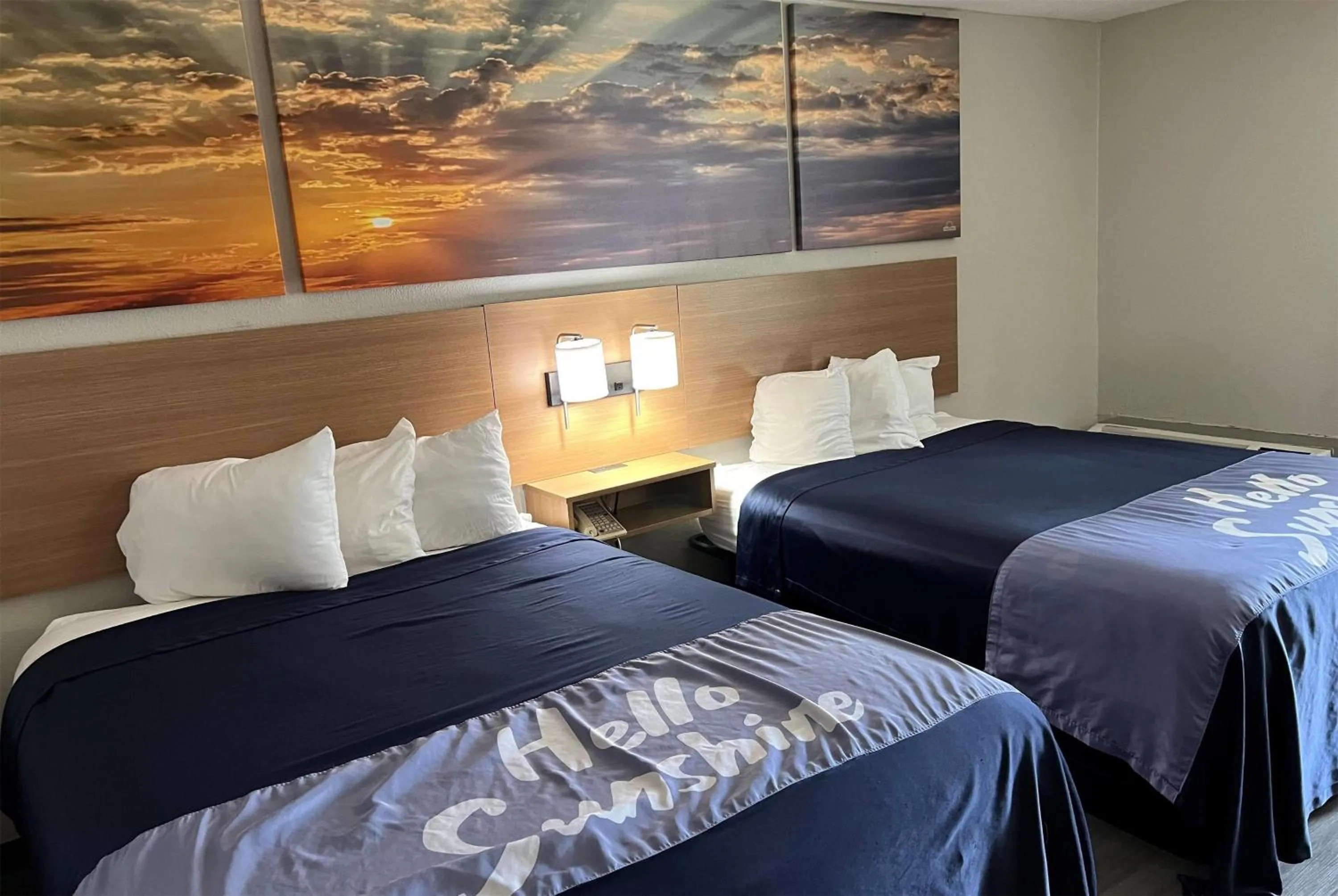 Photo of the whole room, Bed in Days Inn by Wyndham West Des Moines - Clive
