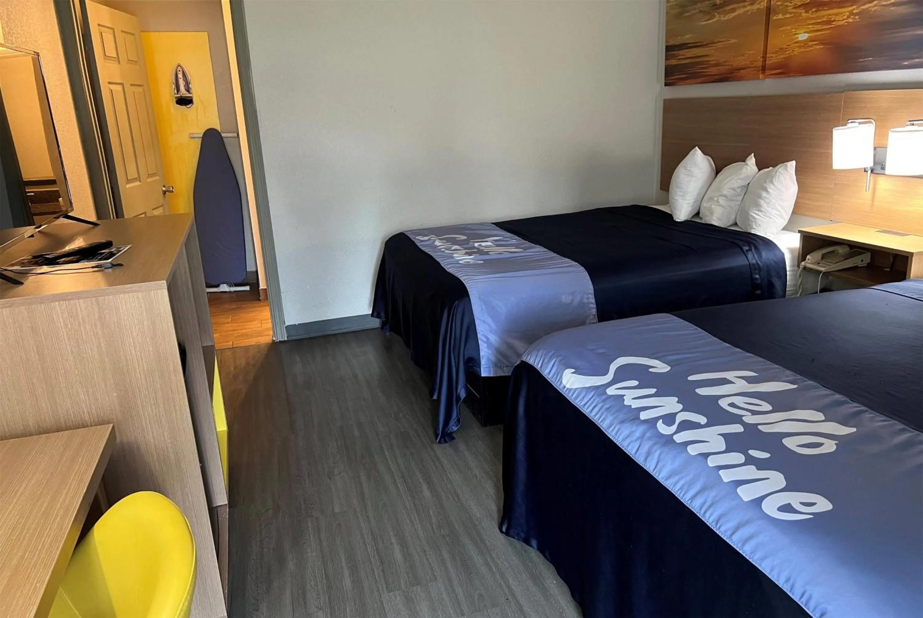 Photo of the whole room, Bed in Days Inn by Wyndham West Des Moines - Clive