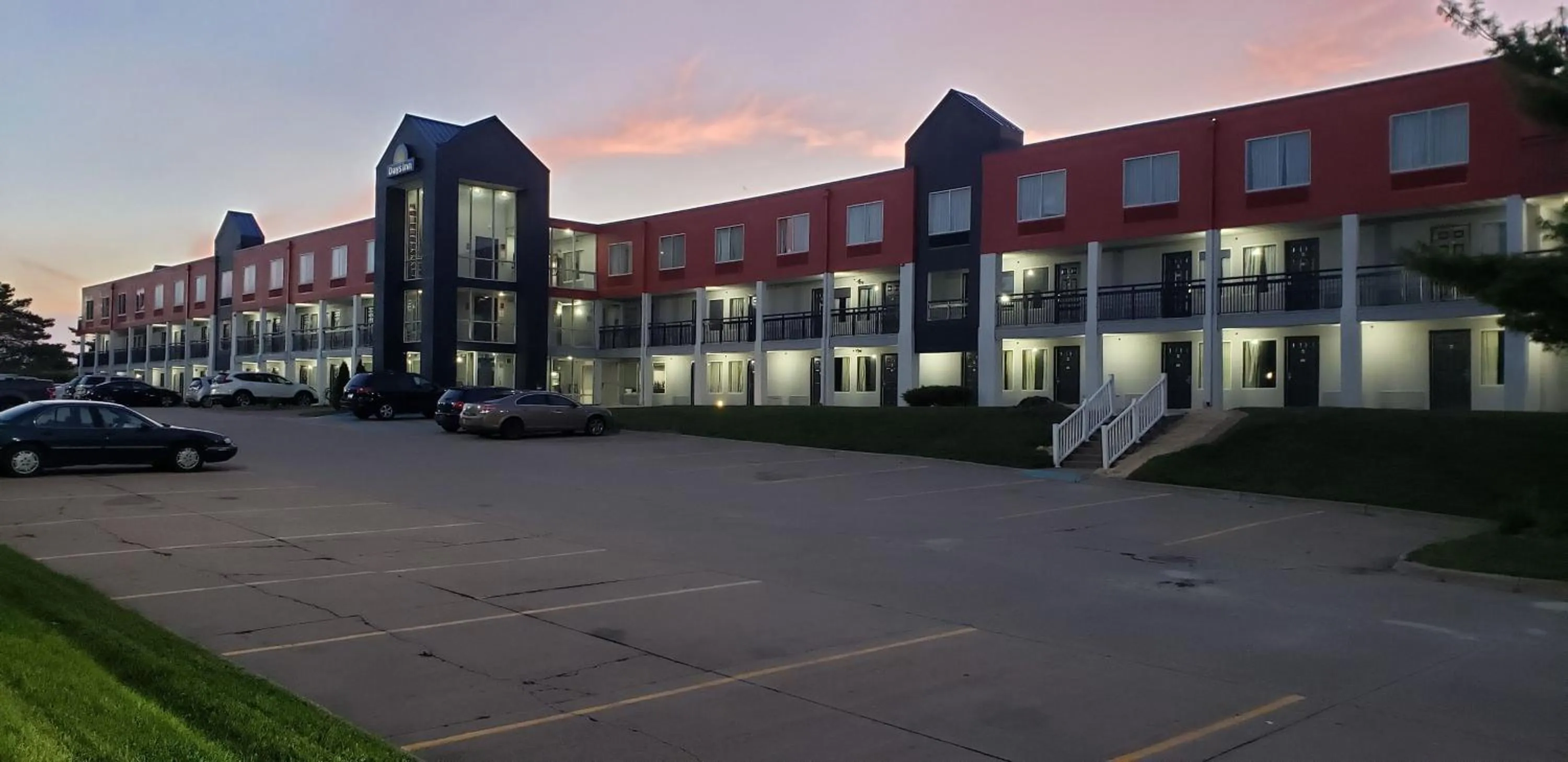 Property building in Days Inn by Wyndham West Des Moines - Clive