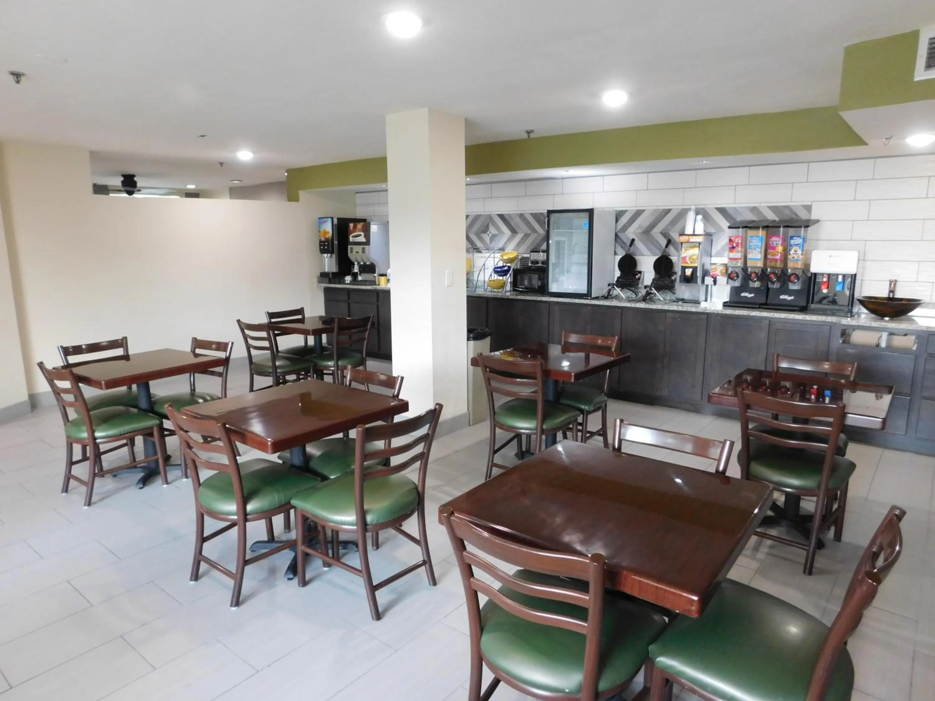 Restaurant/places to eat in Days Inn by Wyndham West Des Moines - Clive