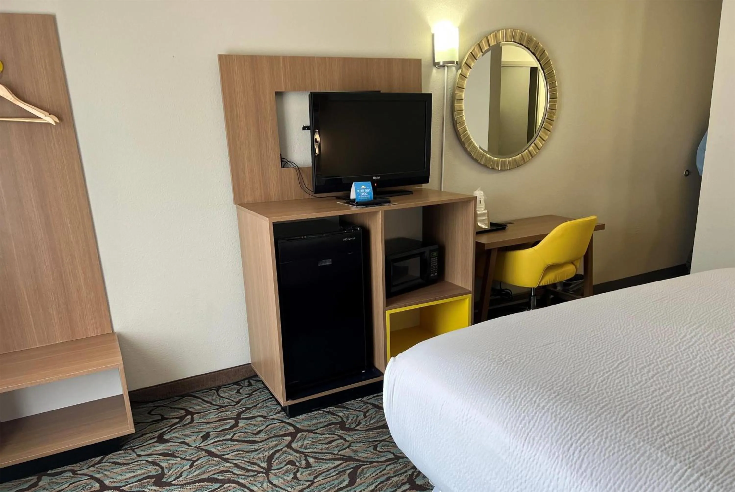 Photo of the whole room, Bed in Days Inn by Wyndham West Des Moines - Clive