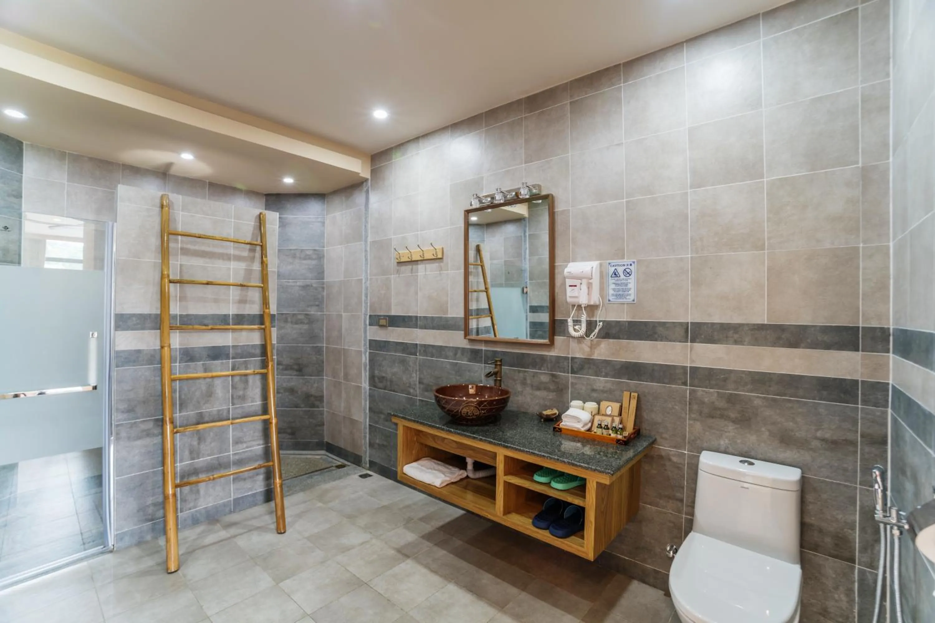 Toilet in The Bamboo Leaf Yangshuo