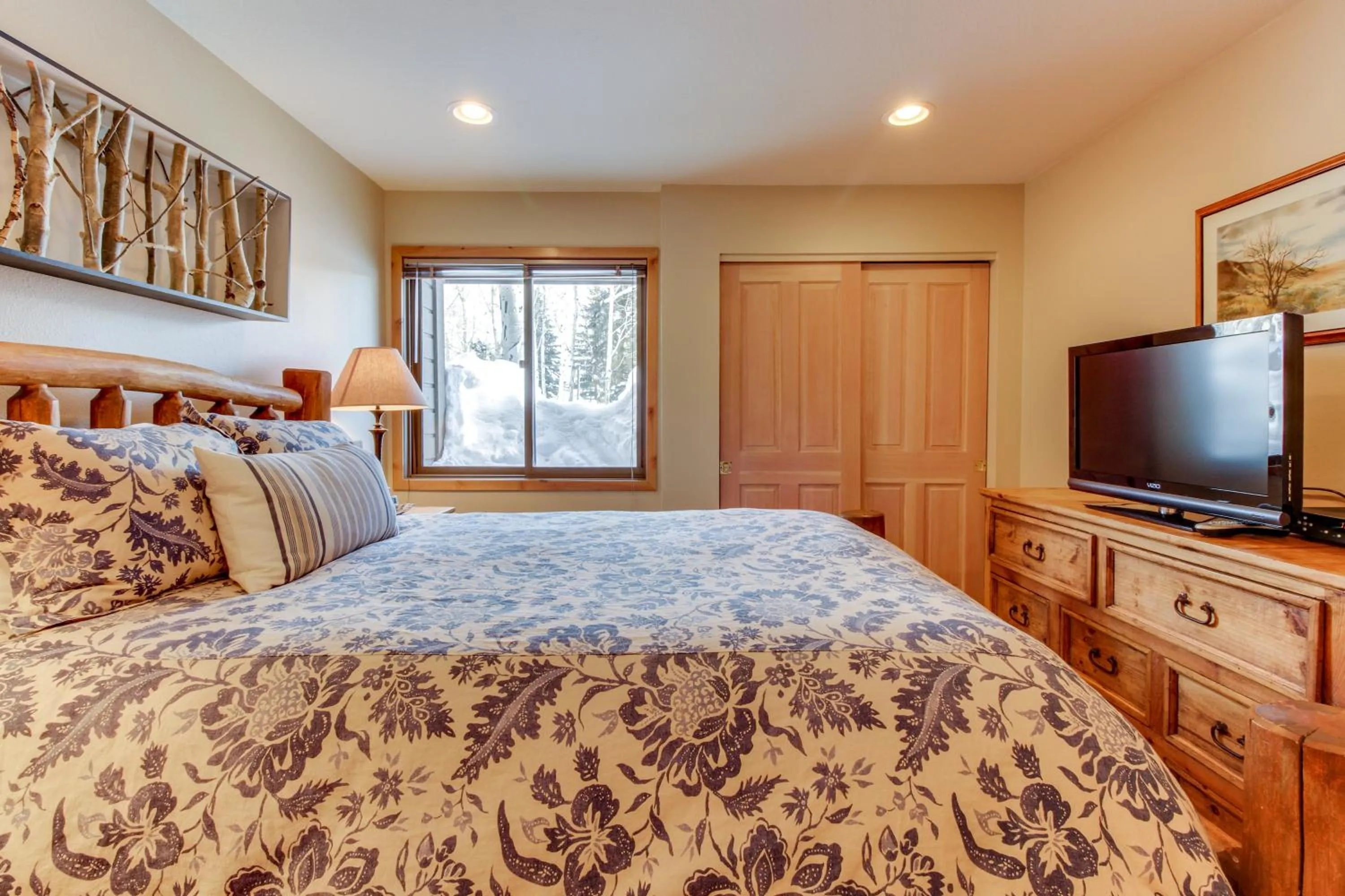 Bed in Bluff Mountain Charmer